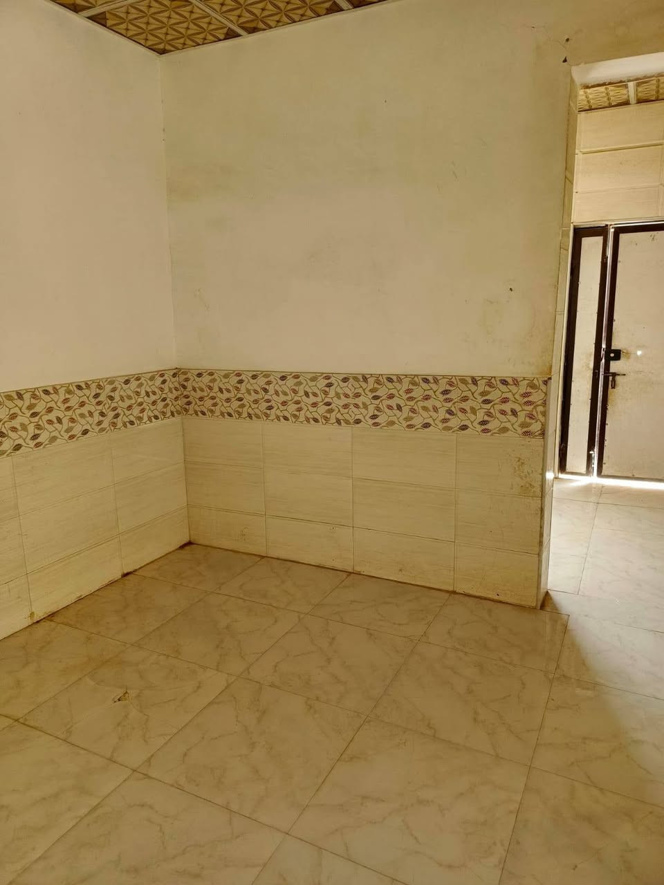بيت الايجار غرفه وصاله ومطبخ وصحيات مساحه ٥٠ متر العنوان حي ميسان شارع زوار قديم زراعي 
سعر الايجار ١٥٠ الف قفل 🔐 ***********واتساب
