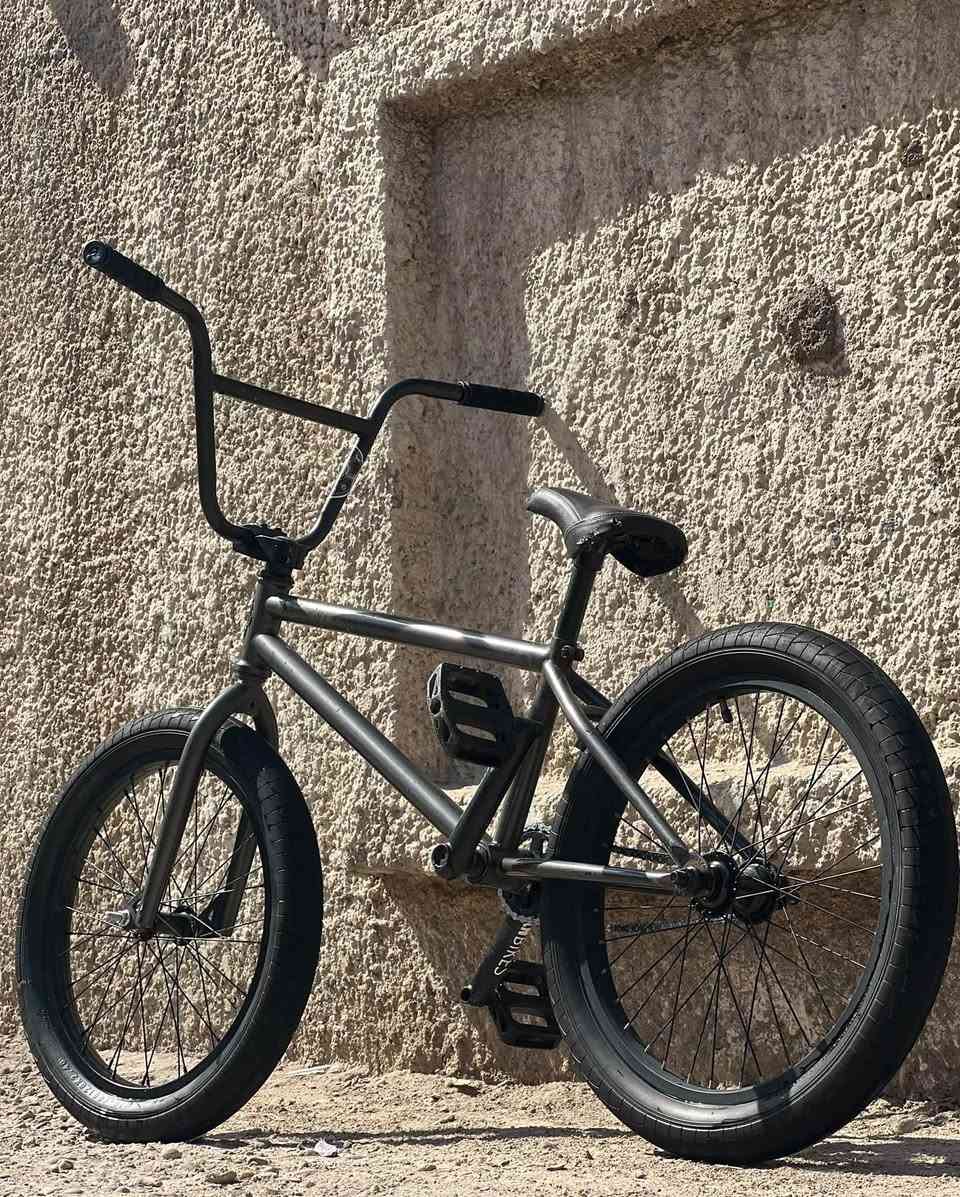 (متوفر الان)
سلام عليكم احبتي ليوم جبتلكم بايسكل جديد شكاكي 
ماركه عالميه (STOLEN) فول وزنه خفيف ريشه يتحمل وزن ثقيل سارع قبل الحجز !!
الاتصال والاستفسار ***********
👇👇 المواصفات 👇👇
نوع الماركه : BmxSTOLEN ، بي ام اكس ستولن
سعر ثابت : 250 الف دينار عراقي وتوصيل مجاني فقط بغداد
!!
حجم البايك : 20.75 عالي
وزن البايك: خفيف 9كيلو غرام / يتحمل وزن ثقيل 75 وأكثر
تايرات : اصليه حجم 20.40 عراض
وياله : طبقتين عراض مكينه يمنه صوت عالي
ركبه وسكان : عاليات 
الكشن : نوعيه فلاي جلد
توجد خدمة توصيل بغداد فقط
