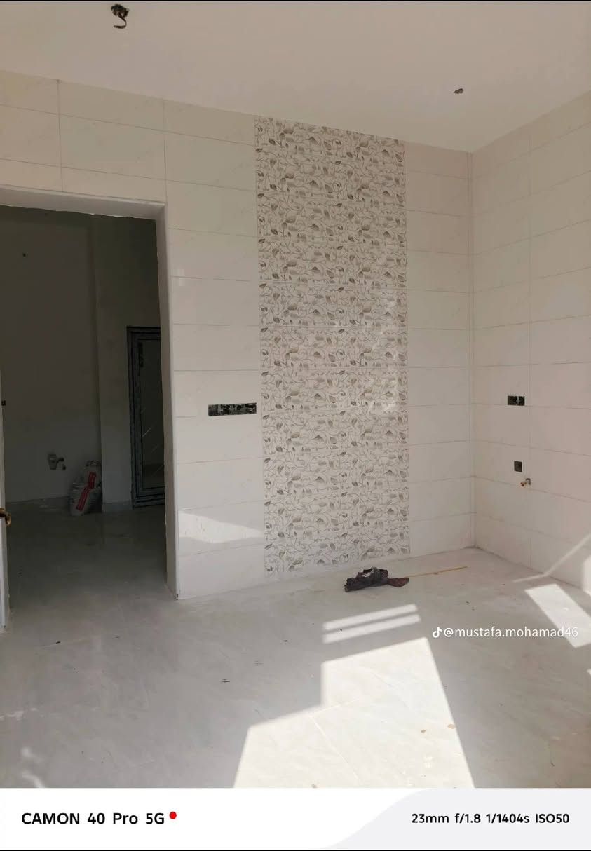 السلام عليكم ورحمة الله وبركاته 

دار للبيع المساحه ١٠٠ متر ١٠/١٠

طابو زراعي سند ٢٥ تحويل مباشر 
يتكون 
غرفة نوم ،استقبال ،مطبخ 
كلدور،مجمع صحيات عدد٣ 

العنوان ،حله / الشارع الرابط بين شارع ٨٠ وشارع ١٠٠ 

مقابل الملعب الخماسي 

الاستفسار : ***********
