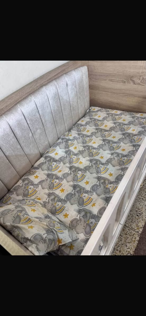 سرير طفل من غرفه تركيه
العنوان بغداد شارع فلسطين.    ***********
