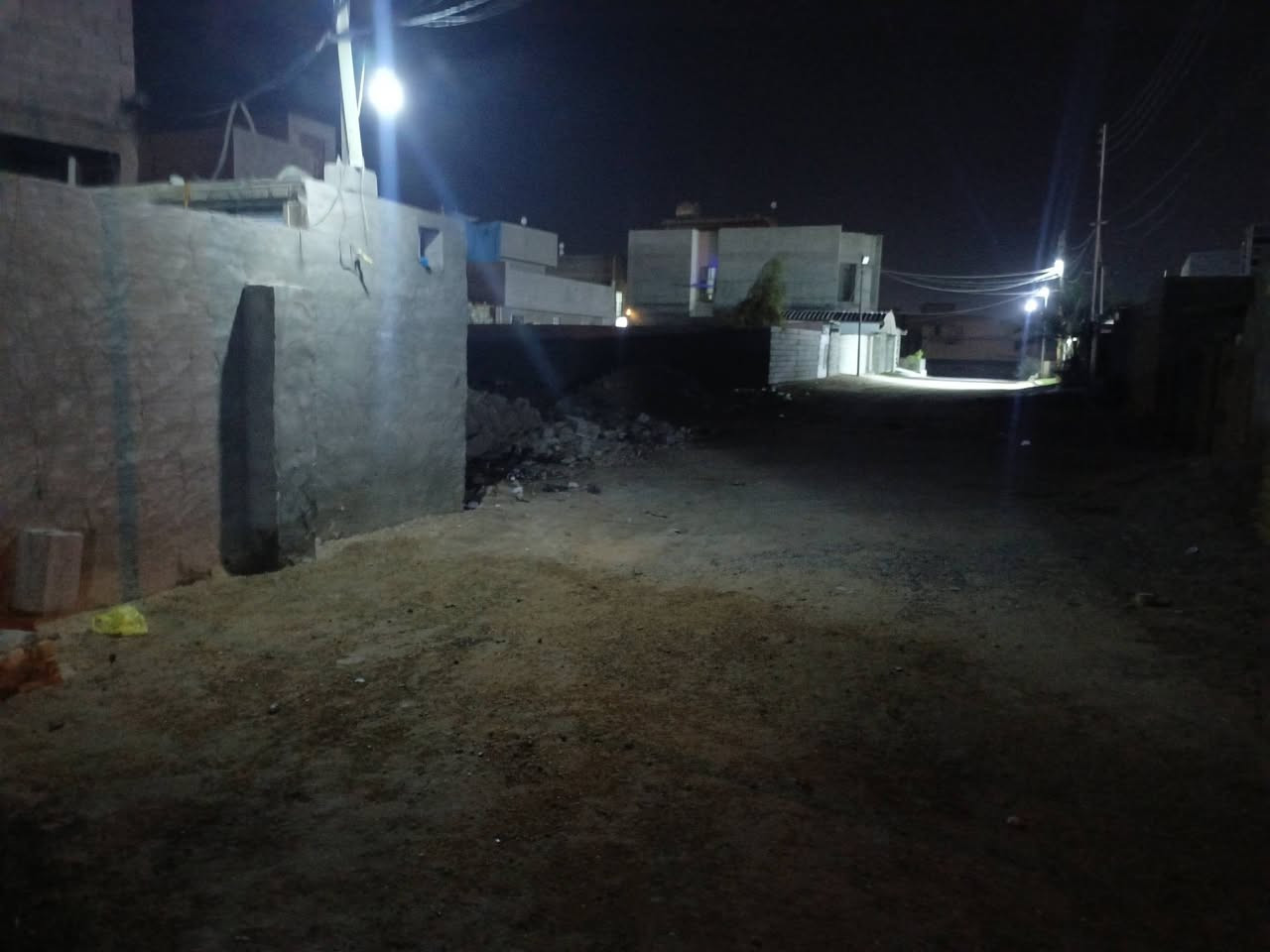 سلام عليكم بيت للبيع او مراوس بقطعت ارض او سياره مساحت البيت 250متر شارع عشره 8بيت عن لربعين قرب مجمع الرحاب جبيل بناء 2024 كامل نقصه بس لواجهيه ما مشتغلهة مساحت لبناء 200باقي 50متر ما مبنيه بصف لبيت  مشي بي معامله عل طابو ومستلم رقم لطابو بس حالين طابو زراعي سند 25السعر 70وبي مجال  تجي وبيك خير وتدلل هاتف ***********
