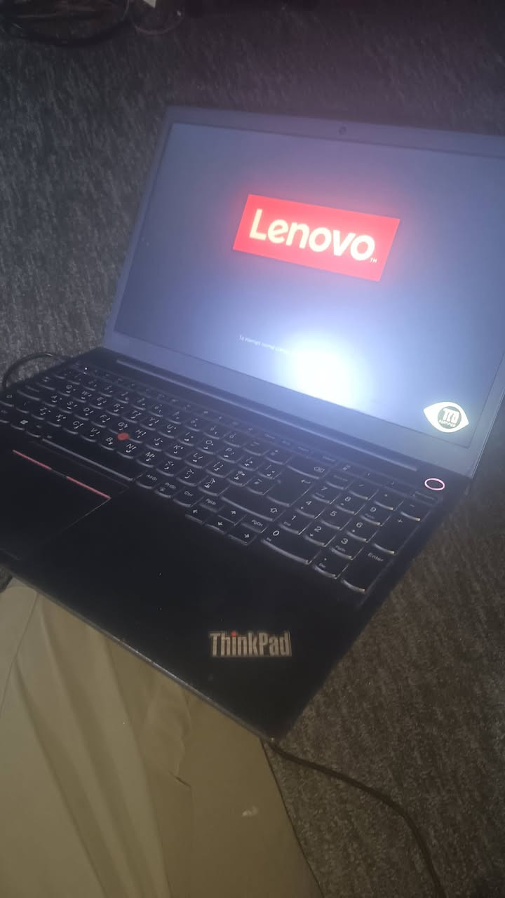 سلام عليكم لابتوب لينوفا بحالة ممتازة
المعالج (CPU): Intel Core i5-10210U (الجيل العاشر - أداء قوي وسريع)
.الذاكرة العشوائية (RAM): 16GB DDR4 (ممتازة للتصفح، الدراسة، والبرامج الهندسية والمكتبية)
.كارت الشاشة: Intel UHD Graphics مدمج.شاشة العرض
هارد ssd m. 2  بسعة 512 gb
: شاشة ThinkPad المعروفة بدقتها وعمليتها.حالة الجهاز الحالية: الجهاز شغال 100%
منلسب للطلاب واداء ممتاز
السعر ٣٠٠ غير قابل للتفاوض
***********
