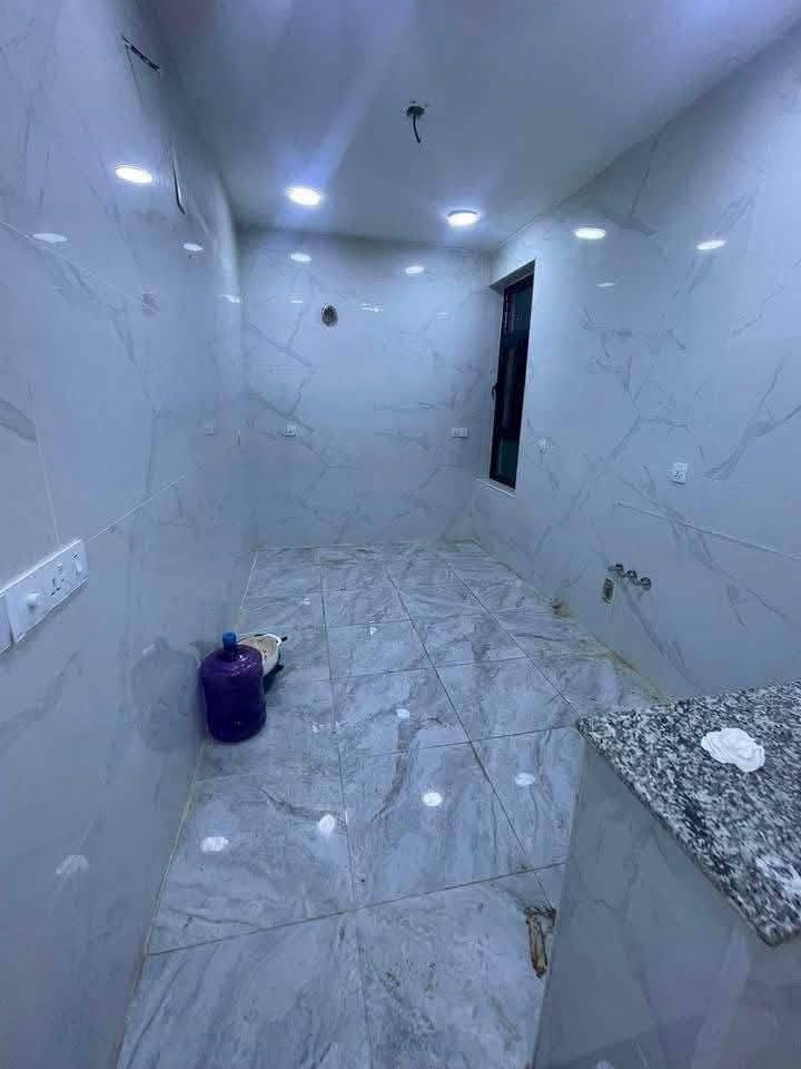 شقه طابق ثالث جديده تتكون من

غرفه نوم مطبخ صاله خدمات صحيه

#الايجار 550

للاستفسار الاتصال على***********
