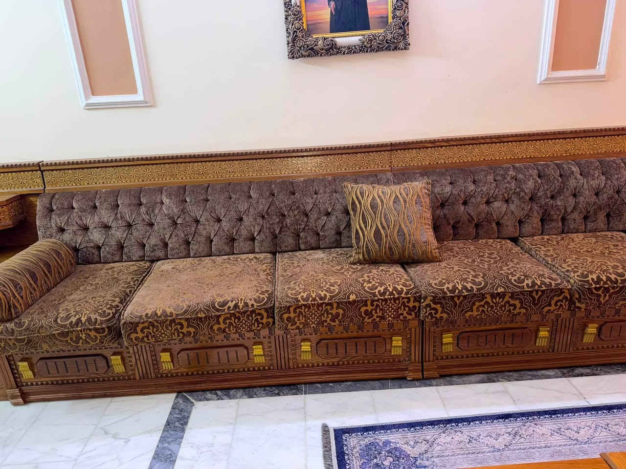 للبيع ديوان عربي كامل - مع 5 طبلات هدية 🔥
المواصفات:
- ديوان خشب صاج مزخرف شغل نظيف 
- تنجيد قماش كويتي بني × ذهبي - كبس كبتن
- 10 قطع + مخاد + تكايات
- بيه مكان تخزين جوة المقاعد
- طاولات خشب 5 قطع هدية وياه 
- نظيف ومرتب وجاهز للشيل
- الصور حقيقية

السعر: 3,000,000 دينار عراقي  
بيه مجال بسيط للشراي

مع 5 طبلات خشب هدية 🎁

المكان: بغداد - السيدية  
للاستفسار: ***********
مستعمل شهر فقط .
