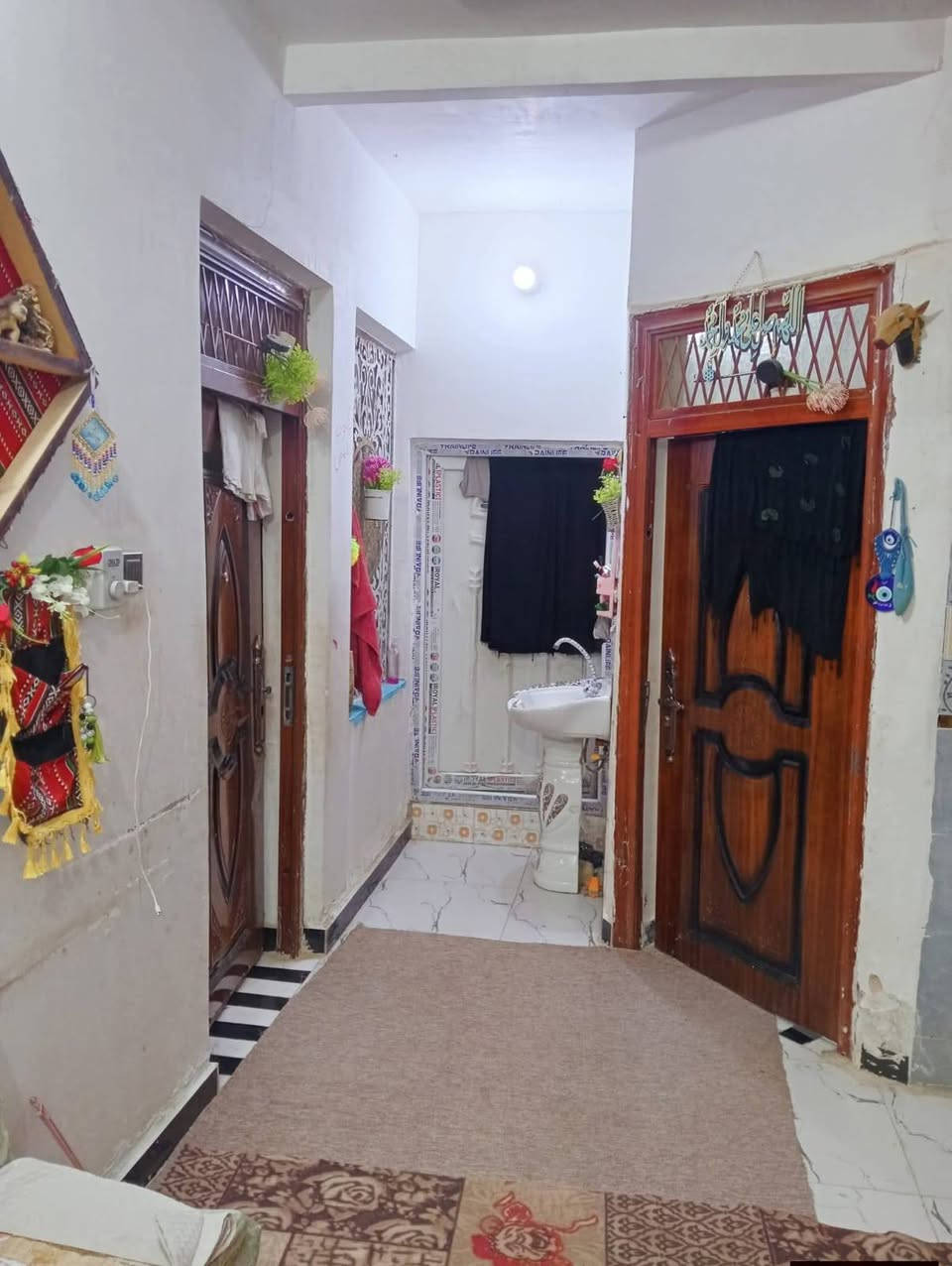 السلام عليكم اخوان بيت زراعي للبيع المساحه 120 البناء بلوك خدمات كامله البيت يتكون من غرفتين ودوانيه ومطبخ وغرفه قاط ثاني البيت نزله ابو كامل الرئيسيه مقابل النزله الاولى مال حي الجوادين الاستفسار على الرقم او واتساب ***********
