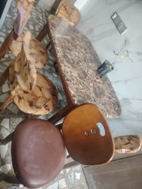 ميز مرمر • كراسي خشب • ٥ كراسي