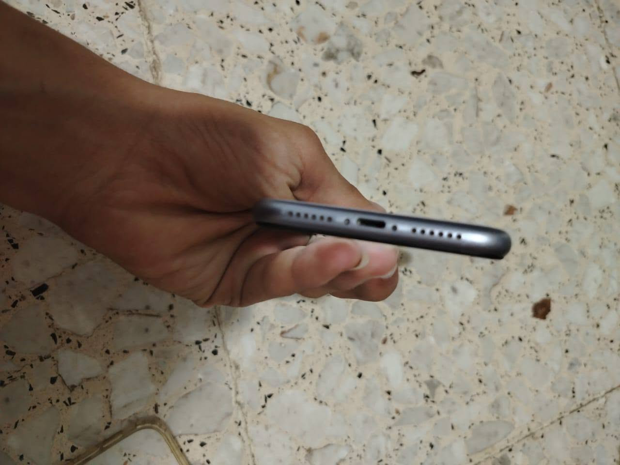 السلام عليكم عندي ١١عادي نضيف كلش حلو الجهاز نضيف 
بطاريه ١٠٠ نضيف بس بي تخطي فقط السعر 150بي مجال الذاكره 64رقمي ***********
