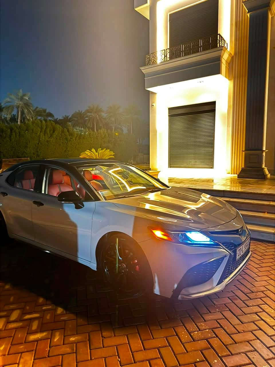 السلام عليكم_ تويوتا كامري  2023 XSE اعلا مواصفات . مكينه  2.5 v4  ( المرغوب  دبل اكزوز بلادي ) 
لون السياره جداً مميز ومرغوب ( سموك ) 
مواصفات السياره : 
كامره 3 ابعاد + بانوراما + داخل احمر جلد +شاشه كبيره + بصمه + تشغيل عن بعد + كشنات تدفئه وتبريد +بكلايت ليزري + كراسي كهرباء + تحكم ستيرن + رادار + شاحن وايرلس +3 وضعيات قياده +اوتو هولد + نقاط عمياء + مانع اصطدام + فرملة طوارء. 
 ( ماشيه 45 الف كيلو متر )
مكينه كير كفاله عامه بلجيس
قطره دواخل وايرباك مابيها 
تخم تايرات جديد
صدرها بلادي نضيف
دهن كله اصلي وبانزين بس سوبر سياره نشطه

حادث السياره .
قطعه صبغ
قطعه ونص مرشوشه تصليح .
موضح بلصور مال حادث 
اخوان الحادث سطحي جدا بدون دواخل بدون ايرباك بجم كبس دعاميات بلاديه .  

السياره تخبل على ايدي محافض عليه دهن كله اصلي بانزين ما ادير غير السوبر نصبته وكعدته سياره راقيه 
سعر السياره  225$ ورقه وبيه مجال بسيط حك جيه ✅  ***********  
عنواني اربيل اخوان
