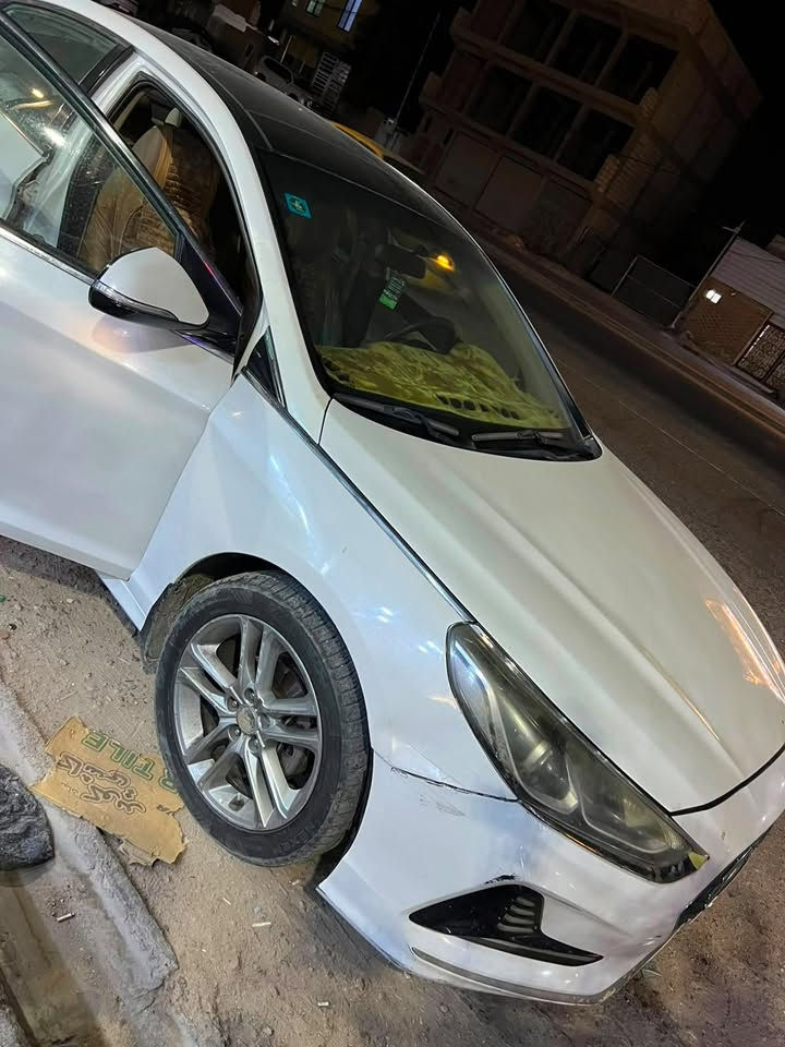 سوناتا 2018 خليجي بيها 3 قطع
بنيد وجاملغ وباب 
مضيوف الها خط غاز 
بيها بارد بالجاملغ الخلفي 
وبيها دحجه بالباب ورا السايق 
تبريد مكينه كير كهربائيات  كله مضبوط 
سعرها 125 وبيها مجال 
*********** واتساب

