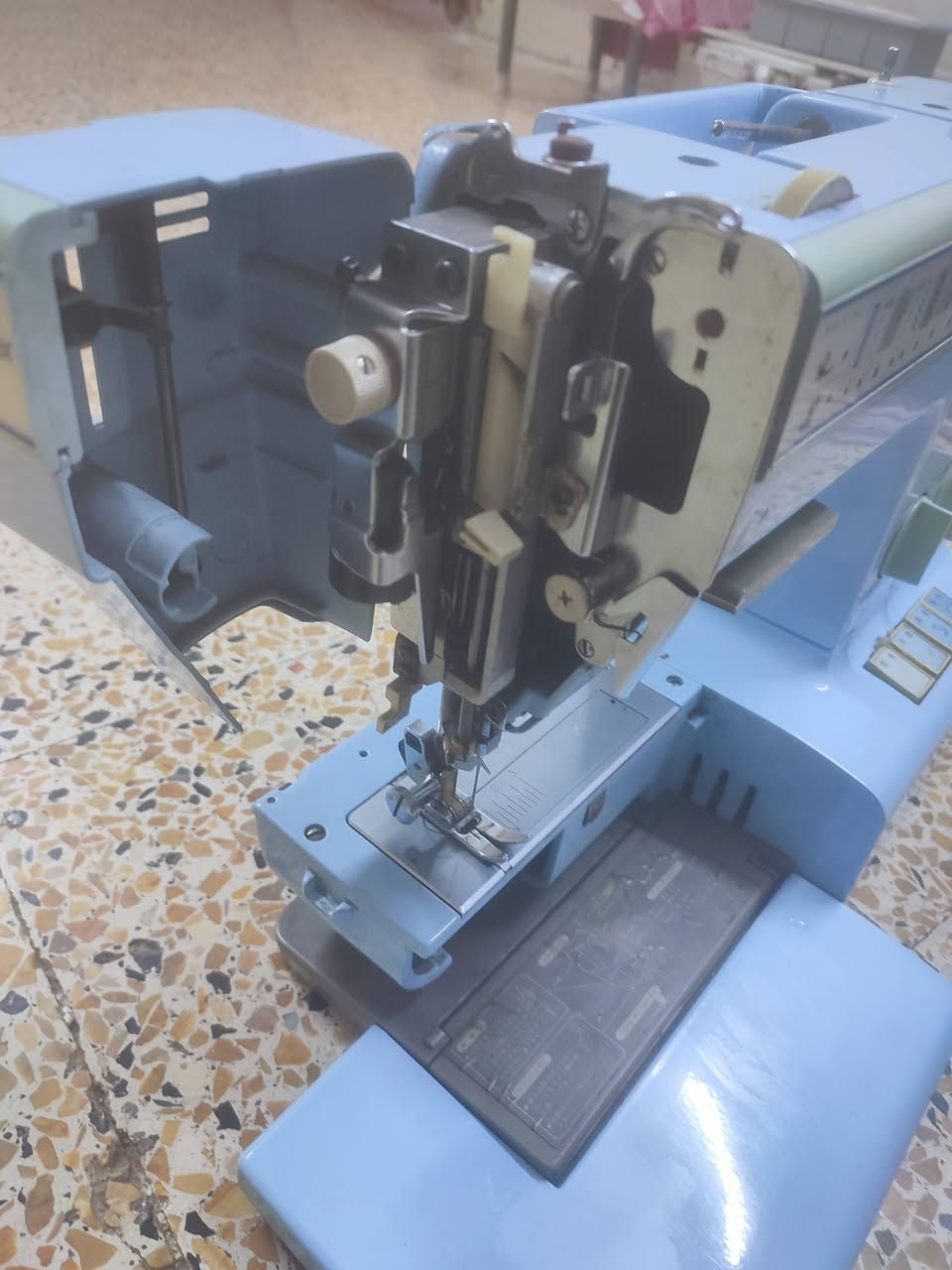 🧵 ماكينة للبيع مو من ذن العاديات يابانيه 🧵
​للبيع ماكينة خياطة براذر موديل كومبال أيس!
ماكينة قوية وشغلها نظيف، ومحافظ على نظافتها.
​النظافة: 100% (جلخ واحد ما بيها) ومحافظ على نظافتها.
​المنشأ: ياباني قوية.
​النقشات: 16 نقشة وكل النقشات شغالة وموجودة بيها (خياطة عدلة، زكزاك، بيت دكم، وتطريزات متعددة).
​تحكم بالسرعة: أزرار للتنقل بين السرعات (بطيء / متوسط / سريع).
​الملحقات: كاملة ويا الشنطة (الحافظة) مالتها ومحول الكهرباء الخاص بها.
​💰 السعر: 80 ألف وبها مجال
رقم الواتساب: ***********
