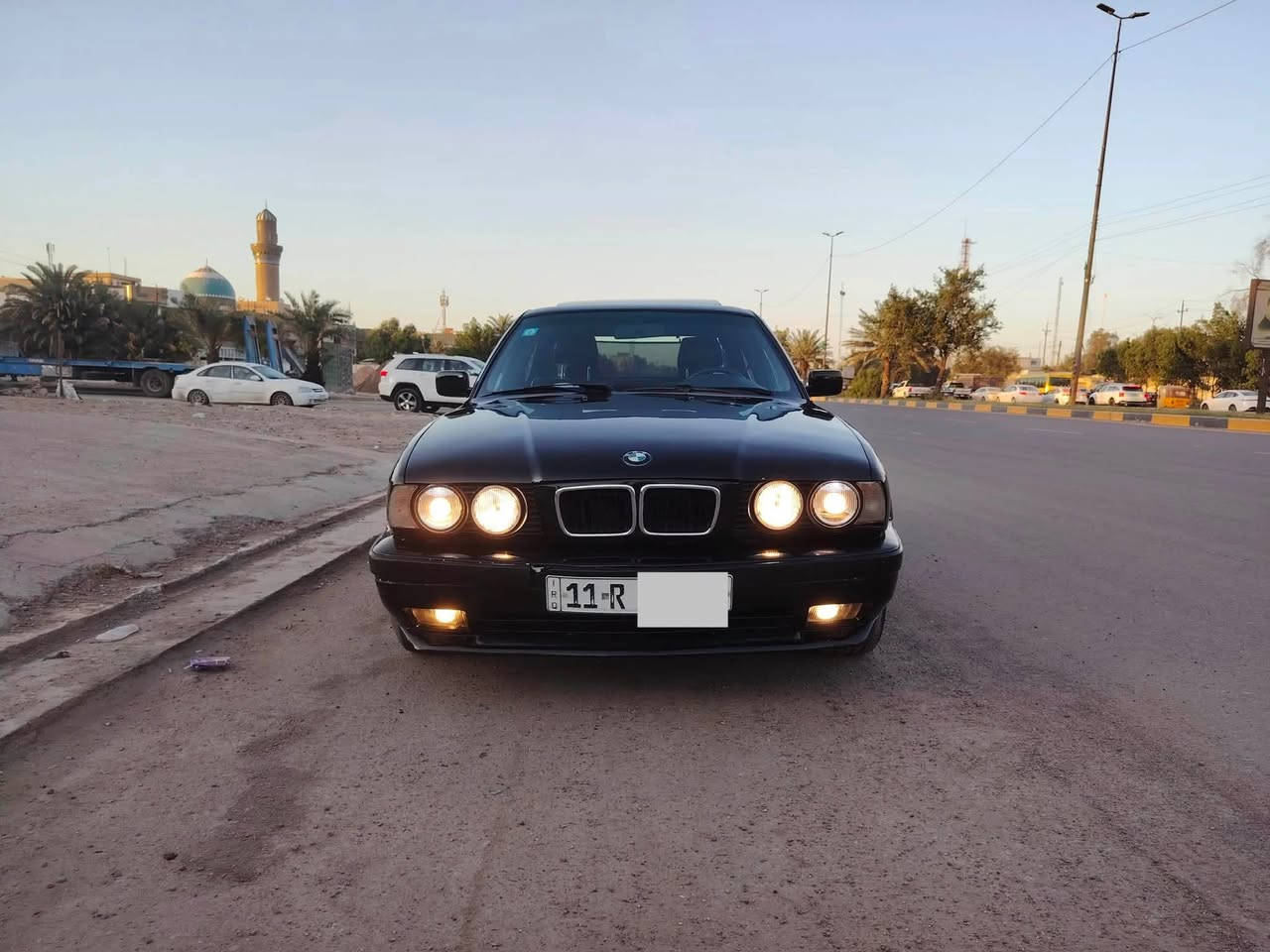 السلام عليكم بيئم 525 للبيع موديل 1992 لون اسود رقم بغداد انكليزي محرك مسكر تبريد شغال فول كهرباء داخل جلد بچم عريض تخم تاير جديد صبغ عام اثر جراد  وحادث جاملغ خلفي  فقط تحويل مباشر  السعر 50 السيارة باسمي التواصل على الرقم *********** فيس غير متواجد عنوان بغداد
