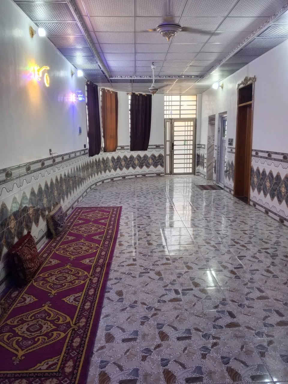 در البيع  مساحه الكليه 500متر🧱البيت 200او حديقه🌳300🌴🌴🌴🌴🌴***********
البيت بناء درجه اولى البيت تسليم مفتاح🔑🔑🔑

بناء طابوك  أساس أو سكف صب مركزي مراحل البناء كله مصوره

البيت بي 2غرف أو صاله أو ستقبال 10في ٤اونص أو مطبخ أو صحيات 

كافت الخدمات كهرباء 💡💡أو تبليط 🛣️لباب البيت اناره ليل  او مدارس اهليه أو حكوميه 

خط كيات 🚕 🚕 البيت كافت الخدمات 

البيت بي قرار محكمة

مكان النجف شارع كربلاء عمود 190من جيهت طريق يا علي يبعد عن شارع كربلاء🛣️🛣️ 350متر

معه شرط الضمان قرار محكمة ⚖️⚖️⚖️⚖️

السعر خيالي 55وبي مجال 🤑🤑

 للاستفسار الاتصال على الرقم التالي  ***********

