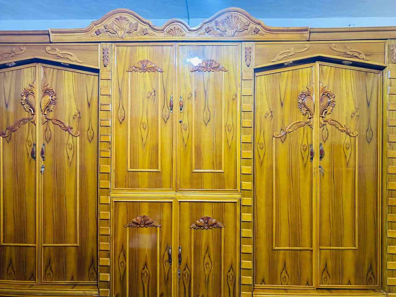توجد غرفه نوم ملكيه صاج عراقي الخارج ٥ملم طبيعي وداخل ٤ملم شرط حطاطه جيب النجار الي يعجبك نضافه بعده جديده استخدام قليل  السعر مليون و٨٥٠ وبي مجال بسيط للاستفسار اتصال ***********
