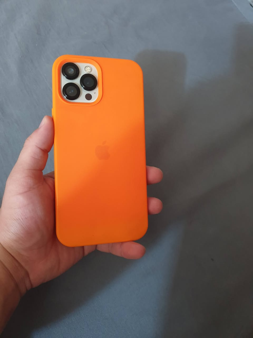 السلام عليكم 
Iphone 12 Pro Max 
ذاكره 256 .. بطاريه 74 بلاديه 
نموذ M شرق اوسط
( عندك بس الكاميرا من تقرب بيها غواش بسيط والشاشه مبدله اصليه تخبل ) 
فيس ايدي شغال
الباقي مكفولل .. مكاني حله سعر ( 325 ) وبي مجال .. مع ملحقات  
واتساب ***********

