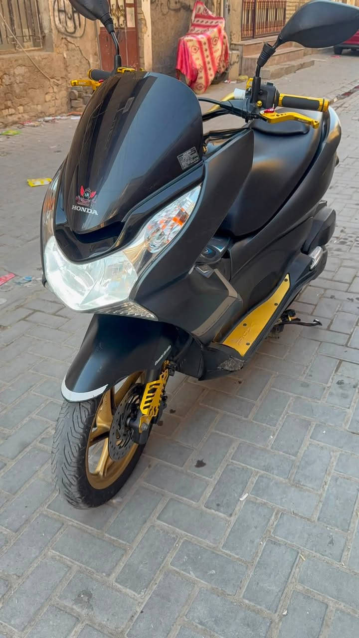 PCX جيل الاول مكفوله  مكينه مامفتوحه  
بيها تزويد 3 ورقات ...وياها يجي هديه خوذه وجادر 
وغراضها القديمه موجوده قبل التزويد  السعر 15 وبيها مجال حك الجيه  التواصل على الرقم فقط واتساب
***********
