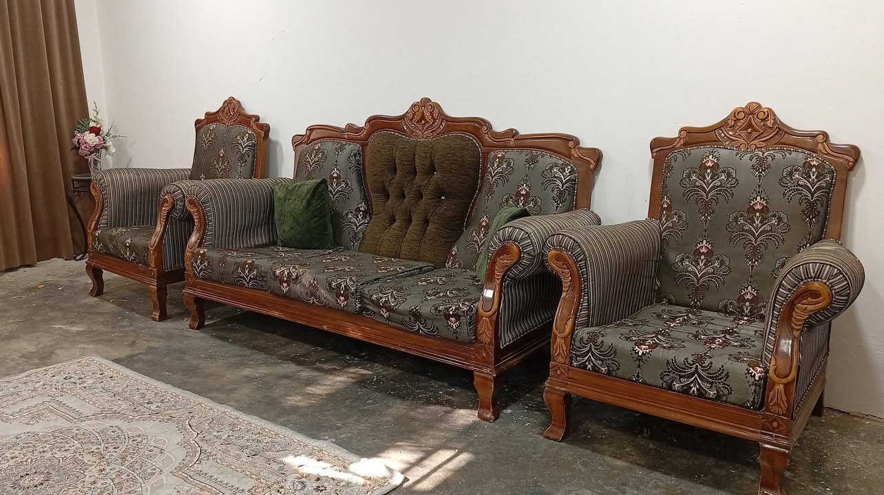السلام عليكم تخم قنفات ملكي نضيف اي عيب مابي للبيع السعر ٣٠٠ وبي مجال الي حاب يتواصل على رقم*********** وتساب، عنوان طاسلوجة

