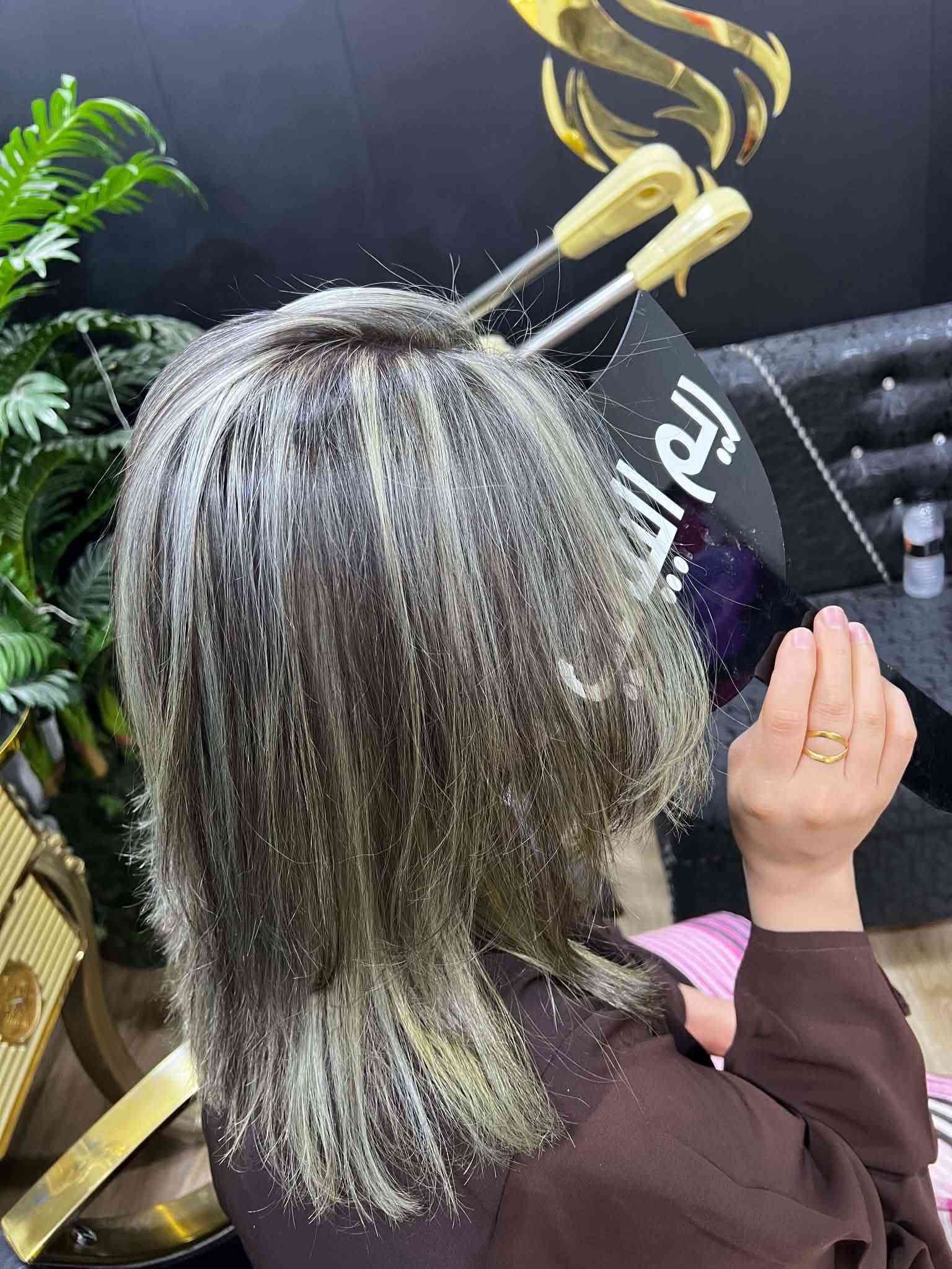 لون شعرچ هو أول سر من أسرار جمالچ ✨
ويا صالون ريم البياتي، كل لون إله حكاية 🤎💇‍♀️
صبغات راقية ولمسة تخليچ تتألقين 😍
للحجز والاستفسار التواصل مع الصفحة
ريم البياتي 
#بسماية #بغداد #اكسبلور #متابعة #اكسبلورر

نص مكتوب في الصور:
- ريم البنا...