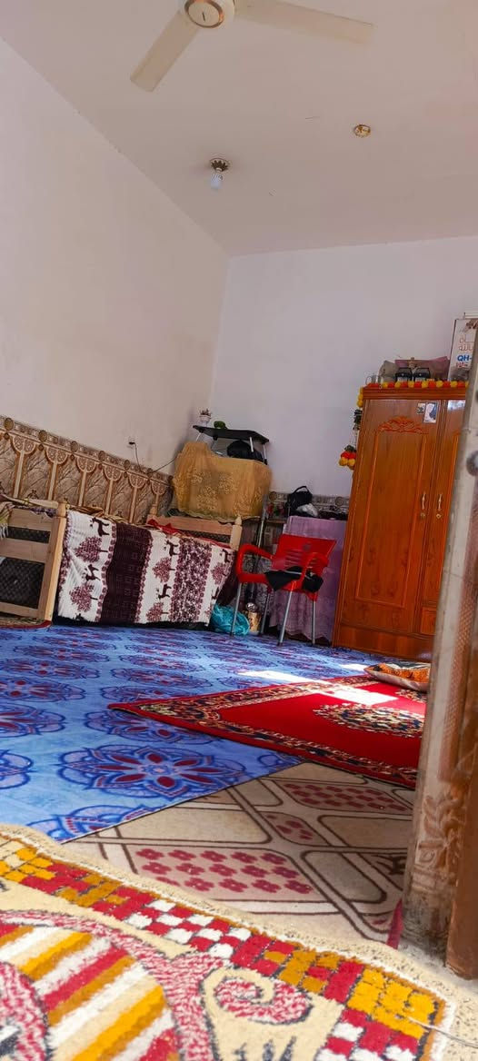 السلام عليكم  
بيت خلفي واجهه تقريباً 3 مترات طابو مشترك باسمي احوله رأساً موقع مميز 80 متر بالطابو واقع حال اكثر من 80م 
البناء طابوگ جديد وبلوك على 4 شوراع 
 مكون من
 غرفتين
الغرفه الاولى 6×3.5 
الغرفه الثانيه 5×3 
 ومطبخ
 وساحه كبيره 7×4 تصلح صاله هول 
وحمامات 
العنوان سوق الشيوخ شارع موكب العقيله اول فرع من تنزل من جهة الصوره رابع بيت عن الشارع
 سعر 45 وبي مجال للشراي
 الاخلاء خلال فتره قصيره

واتساب ***********

نص مكتوب في الصور:
- الغرفه الثانيه عكاده طابوك
- الغرفه الاولى طابوك