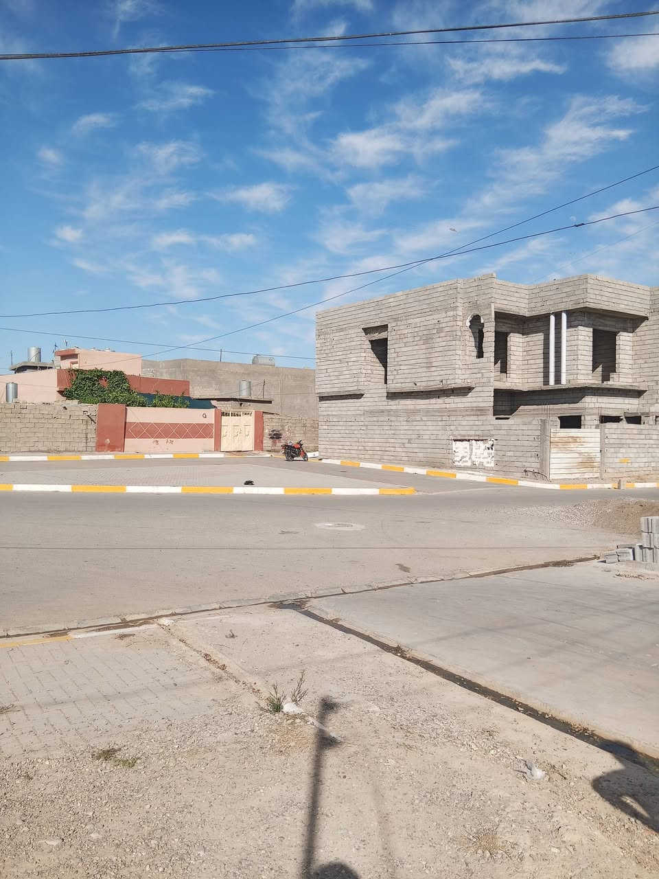 بيت زراعي للبيع ركن .. قرب بيت جاسم زنكنه القديم 
او خلف مدرسة الاماني 
خدمات كامل مكمل 
المساحة الكلية 152 متر 
البناء الحالي 120 متر 
واجهة 6 متر 
سقف البيت سندويچ 
بناء قديم البناء من سنة 2010
السعر 25 مليون قابل للتفاوض
***********
