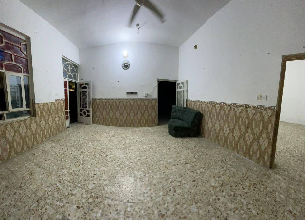 بيت للايجار مساحته 👈 300م
( غرفتين _____ هووول ______ مطبخ _____ حديقه جبيره _____ ممرات _____ صحيات داخلي وخارجي ______ الارضية كاشي _____ السقف صب كونكريت ) 

#الخدمات 👇
1 كيبل ضوئي انترنت ✅ 
2 مي اساله فول ✅ 
3 مولد ذهبي ✅
4 الارضية كاشي ✅
5 السقف صب كونكريت ✅ 
6 استلام مباشر ✅
7 سخان موجود ✅
8 ماطور مي ✅
9 تانكي مي ✅

الإيجار 👈 ( 200 الف ) 

#للاستفسار 👈 ***********
