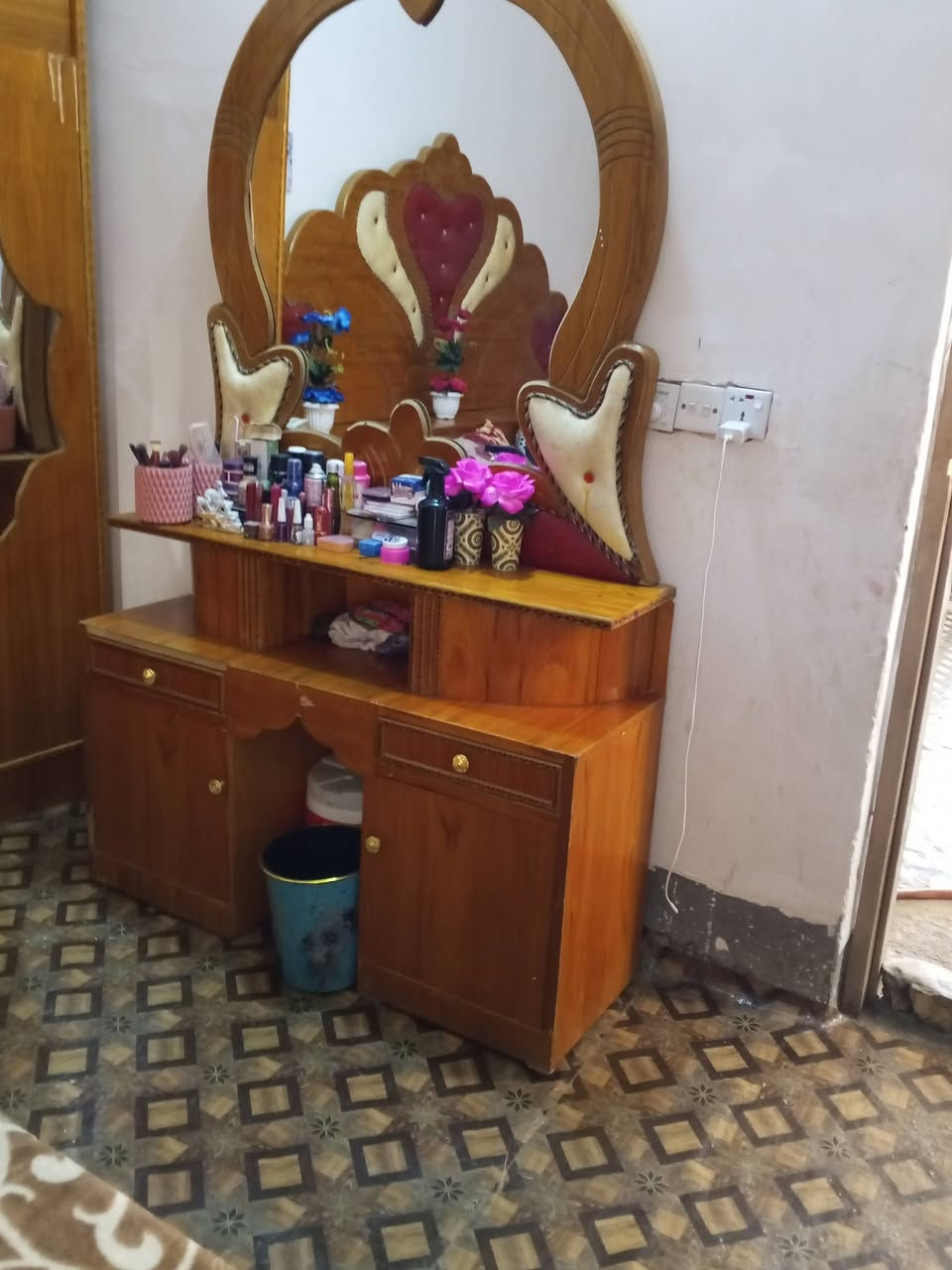 غرفه اخشاب للبيع السعر 500 وبيها مجال العنوان بابل ابو غرق
***********
