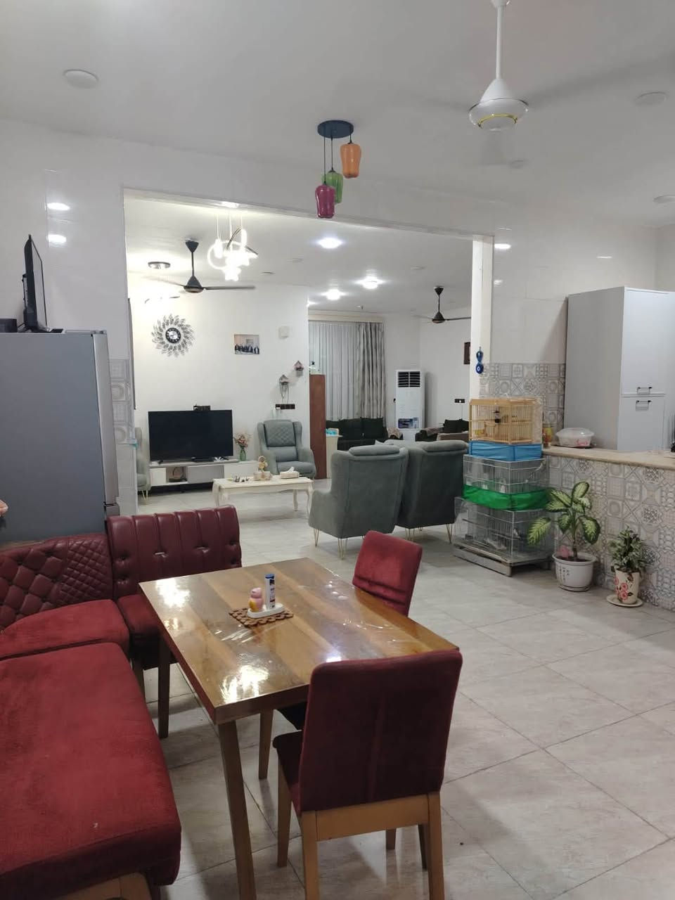 دار للبيع طابقين المساحة ٣٠٠ متر
الوجه ١٥ والنزال ٢٠

الطابق الارضي يتكون من 
* طرمة وحديقة
*مطبخ حار بارد مفتوح عل هول
*هول داخلي متصل بهول اخو موزع
* غرفتين نوم 
* استقبال معزوله مع الكليدور والصحيات
* مجموعتي صحية
*مناور عدد ٣
——
الطابق الثاني
* غرفتين نوم
* مجموعة صحية
* هول كبير 
* سطح
سنة البناء ٢٠٢٤

عرض الشارع ١٢ متر
الخدمات * ماء
        * كهرباء
           * مجاري
جنس الارض زراعي طابو ٢٥ كاع الامارة

العنوان الكوت الجديدة شارع البترومين خلف مدرسة السرور

للاستفسار الاتصال
***********
