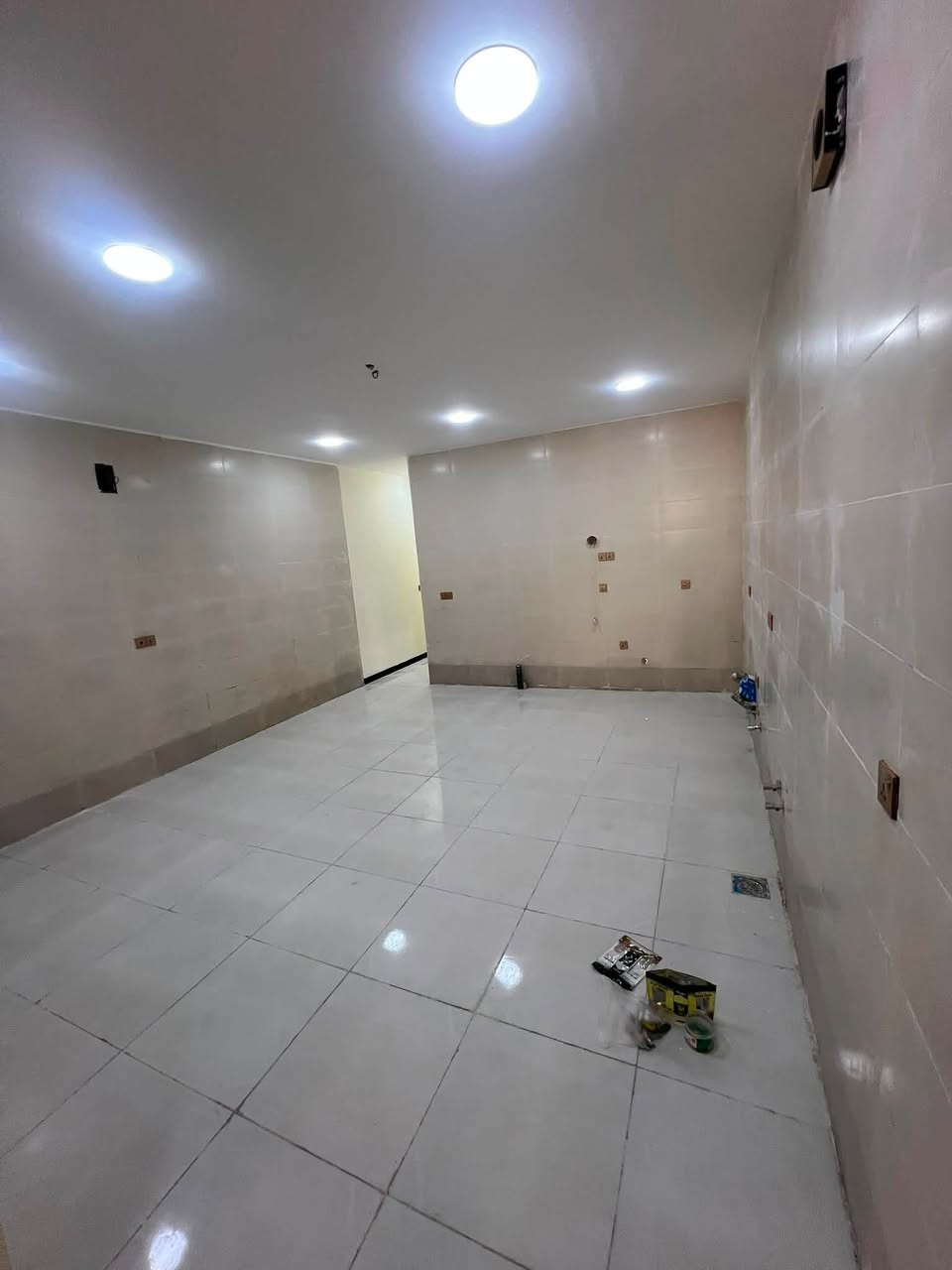 للإيجار في السيدية – وحدات سكنية جديدة (زيرو)
📍 المساحة: 150 متر
✨ وحدات سكنية حديثة، كل طابق مجهز بكاونتر مطبخ.

🔹 الطابق الأرضي:
غرفتين نوم + صالة + مطبخ + خدمات
💰 الإيجار: 900 ألف

🔹 الطابق الأول:
غرفتين نوم + صالة + مطبخ + خدمات
💰 الإيجار: 850 ألف

🔹 الطابق الثاني:
غرفتين نوم + صالة + مطبخ + خدمات
💰 الإيجار: 800 ألف

📞 للاستفسار والتواصل***********-***********

🏢 مكتب الرواد للتطوير العقاري
