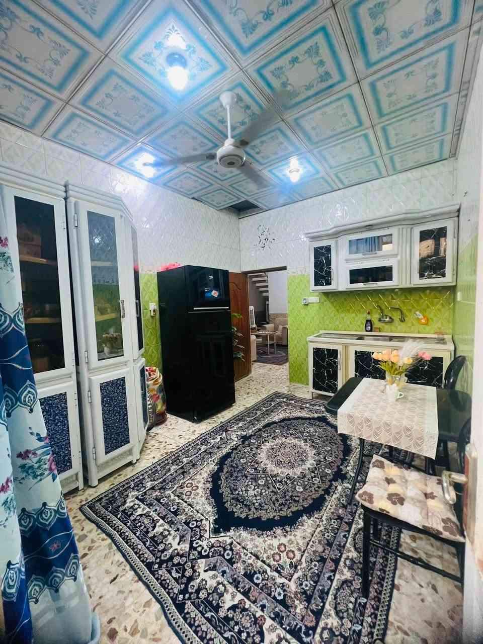 دار للبيع 100 متر مربع واجه 7 سند 25 طابقين الطابق الاول يحتوي على استقبال ومطبخ وصاله وغرفه وتخاريج داخليه وخارجيه الطابق الثاني يحتوي على غرفتين سيراميك وكاشي البيت نظيف السعر 45 العنوان شارع المطار نهايه شارع الشفلات ***********
