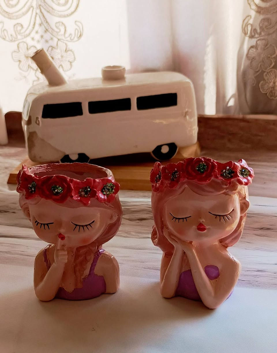 بنوتاتنا الصغار وصلو 🥹🌸
بلحقيقه احلى 😱 👇 👇 

شوفو الكياتة.. بنية مغمضة لابسة تاج ورد يلمع ✨

3 في 1 :
🌿 تصير سندانة للزرع الصغير والبامبو
🏡 تصير ديكور عالميز والتسريحة
✏️ تصير مقلمة للاقلام والفرش

حجمها كيوت وما تاخذ مكان
تجنن هدية للبنات 🎁
