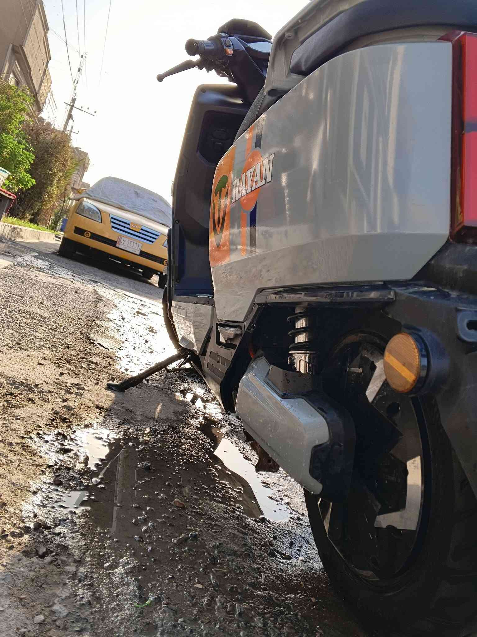 سلام عليكم 🛵 سكوتر كهربائي TAILG (ريان - RAYAN) للبيع
 النوع والماركة: TAILG (تيلج) متانة ورصانة معروفة.
 النظافة: 70% (نظيفة، كهربائيات كلها شغالة، وجاهزة للركوب مباشرة). 
الدراجه مصبوغه صبغ مرتب 
 الأداء: تمشي 75 كيلو تقريباً وبعدها تبدأ تضعف عزمها حتى تنبهك تشحنها.
 المواصفات والكهربائيات:
 شاشة رقمية (ديجيتال) تعرض السرعة ومستوى البطارية.
 لايتات أمامية LED قوية جداً + ستوب خلفي حديث وشريط إضاءة جانبي.
 كوشن عريض ومريح مع مسند ظهر خلفي للراكب.
 أرضية واسعة للأقدام مع قواعد ألمنيوم.
 السعر: مليون (وبيها مجال للشراي)
 العنوان: بغداد - الشعلة
 رقم التواصل / واتساب: ***********
