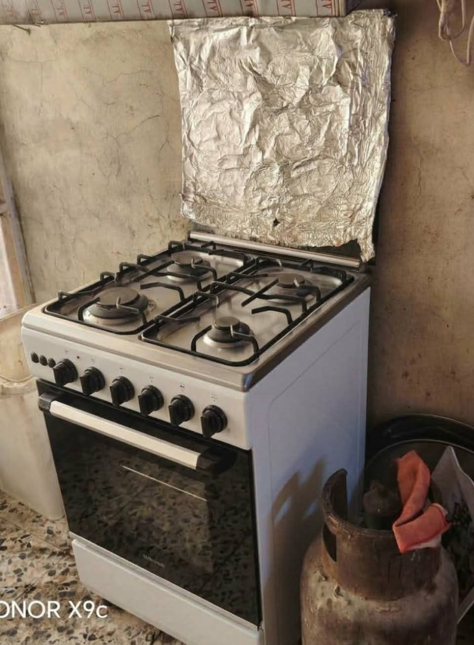 طباخ ٤ عيون • ثلاجة وسط • قنينة غاز