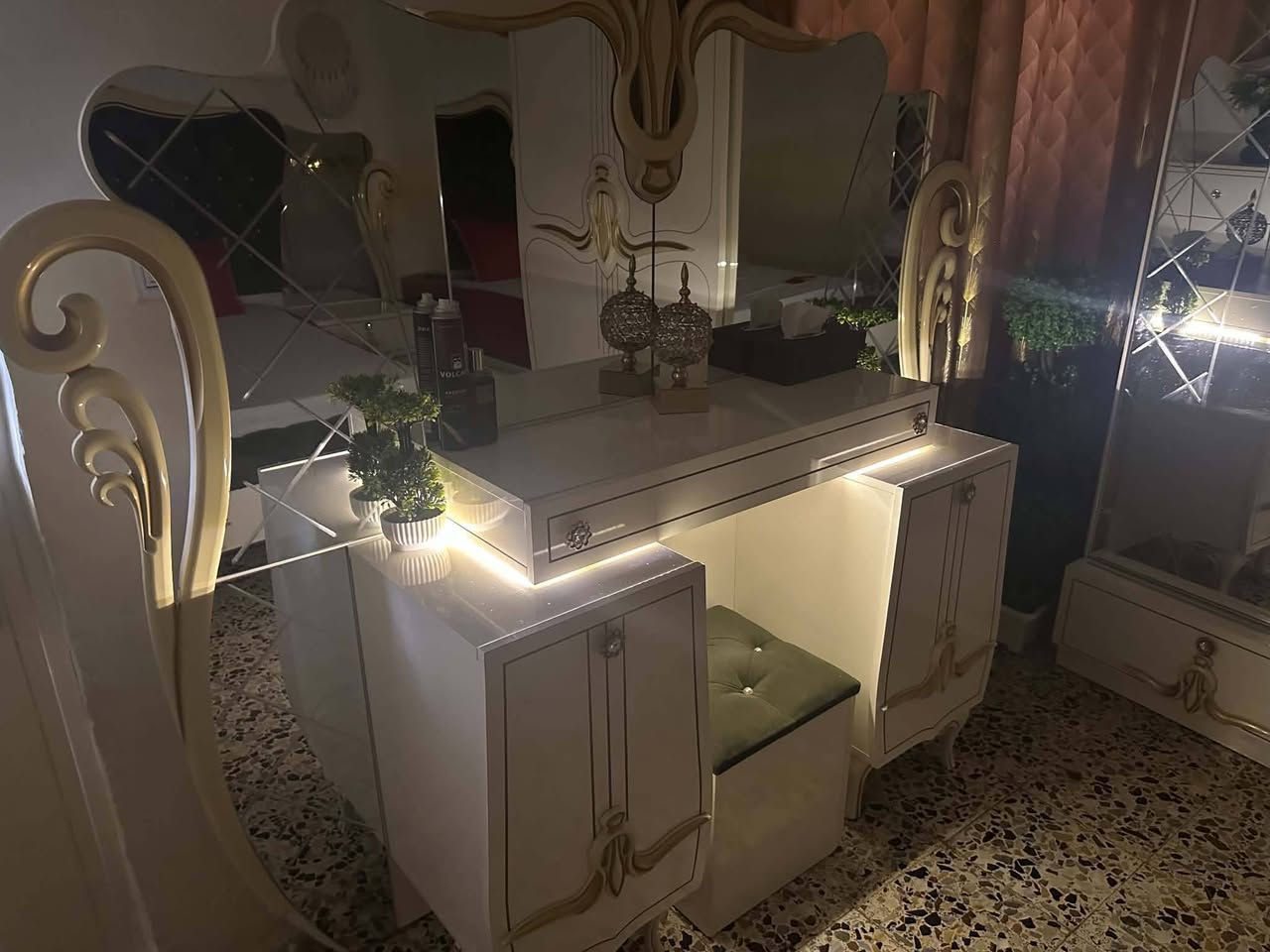 غرفة تركيه للبيع ٩قطع نظافتها ١٠٠خشبها حراري المكان بغداد اتصال عل رقم***********
