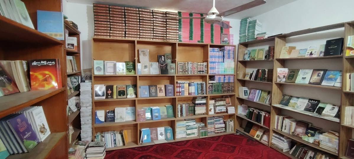📚✨ نحو مكتبةٍ بيتية... نحو بيتٍ يزهر بالعلم والمعرفة ✨📚
يسرّ مكتبة الإمام الباقر (ع) أن تعلن عن توفّر مجموعة متكاملة ومتنوعة من الكتب التي تلبي مختلف الاهتمامات، وبأسعار الجملة.
📖 متوفر لدينا: 🔹 كتب دينية وعقائدية
🔹 كتب أخلاقية وتربوية
🔹 كتب تاريخية
🔹 كتب ثقافية وفكرية
🔹 كتب متنوعة للكبار والصغار
🌱 اجعل في بيتك مكتبة، وفي يد أبنائك كتابًا، وفي عقولهم نورًا.
📍 المكان: قضاء الفجر – الصداقة، طريق ميسلون
🏠 مجمع آل البيت (ع)
📞 للاستفسار والتواصل:
***********
***********
مكتبة الإمام الباقر (ع)
📚 كتابٌ اليوم... ووعيٌ يبقى للأجيال.
