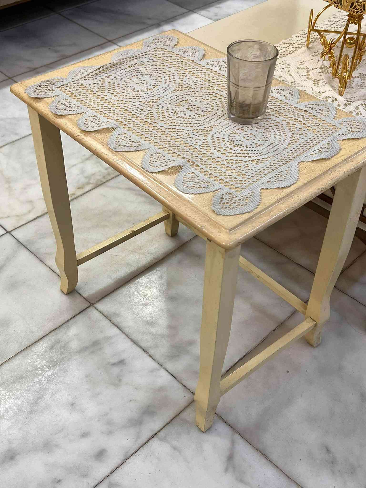 ميز وسطي • نظيف جداً • مع ٤ طبلات