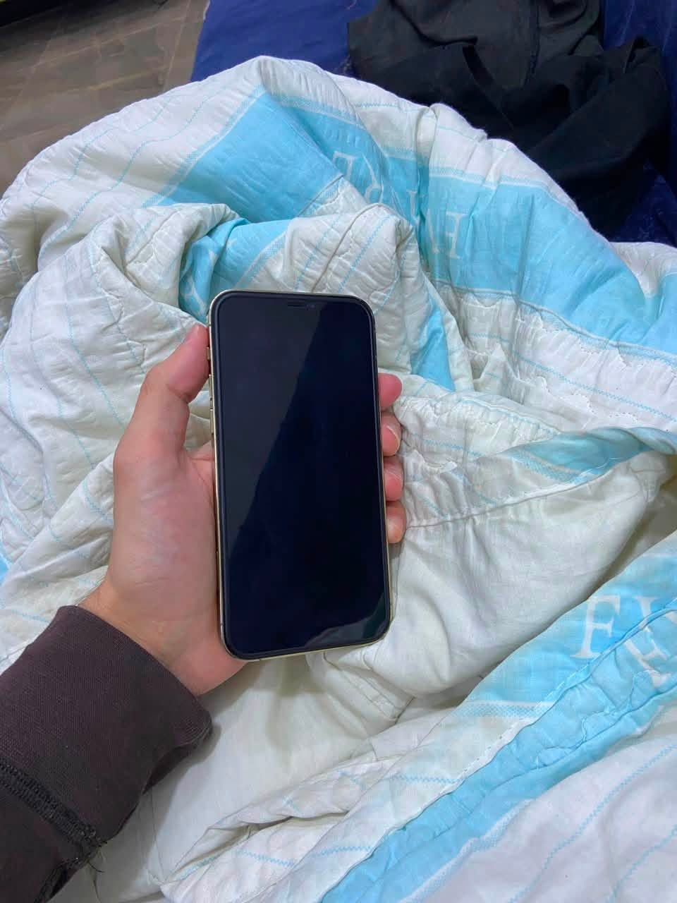ايفون 12 برو مكفول نضيف كلش ذاكره 128 بطاريه 75 مستعجل علي سعره 300 بسعر 11 الله وكيلكم ***********
