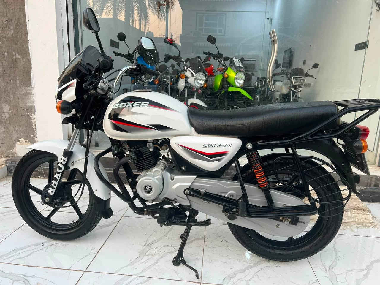 سلام عليكم دراجه بوكسر موديل 22 نازله بل 23 مرقم لوحه سنويه إنكليزي ديالى تحويل ثاني يوم هزه جديده دراجه كفاله عامه مكفوله من كلشي جيب فيتر وتعال كفاله من شخط مكاني ديالى بعقوبه خرنابات شراي يتصل ويدلل *********** 
يتوفر نضام النقد والأقساط على ماستر الرافدين

