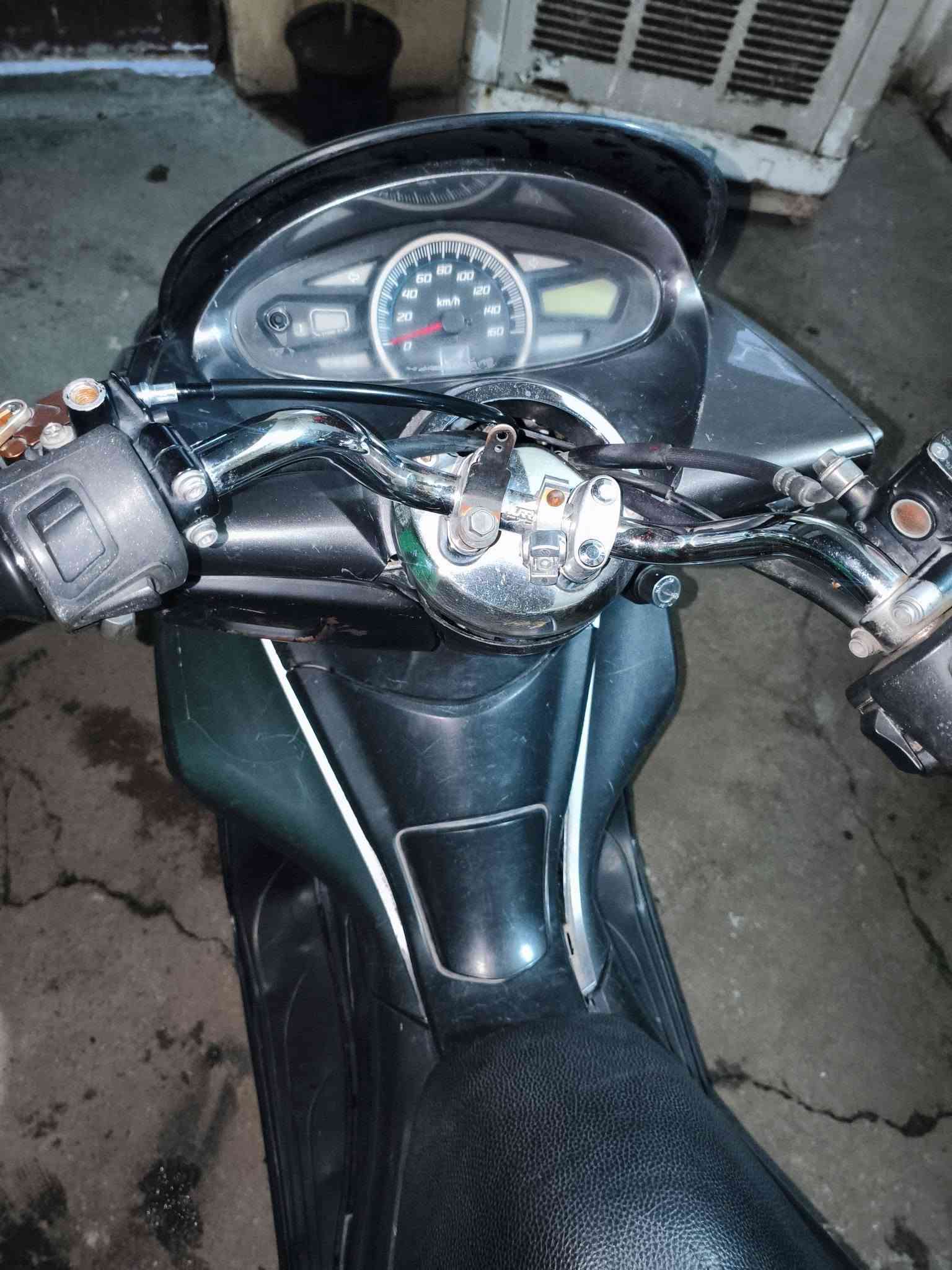 سلام عليكم PCX للبيع جيل أول  125 بيه تبخير قليل كهربائيات شغاله سعر 950 مكاني بغداد الكريعات رقم واتساب فقط *********** واتساب فقط
