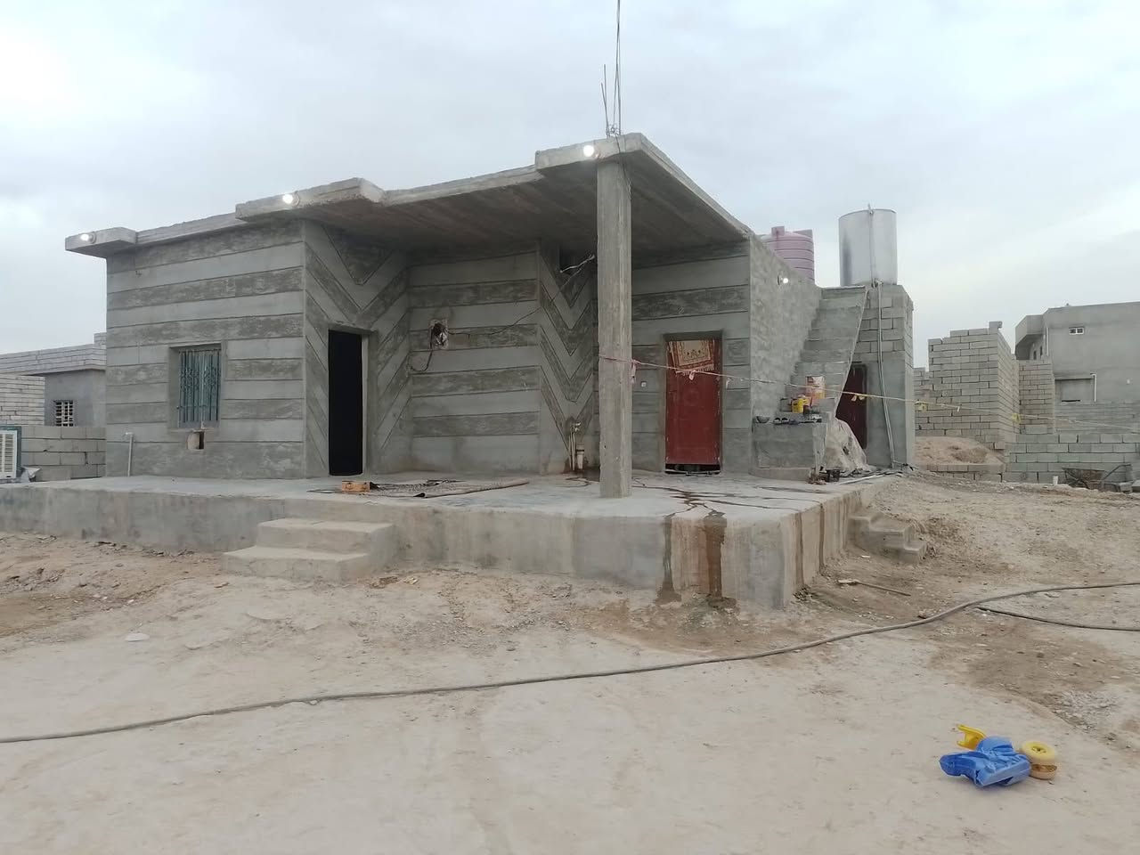بيت للبيع • ٧٠٠م • غرفتين وربع