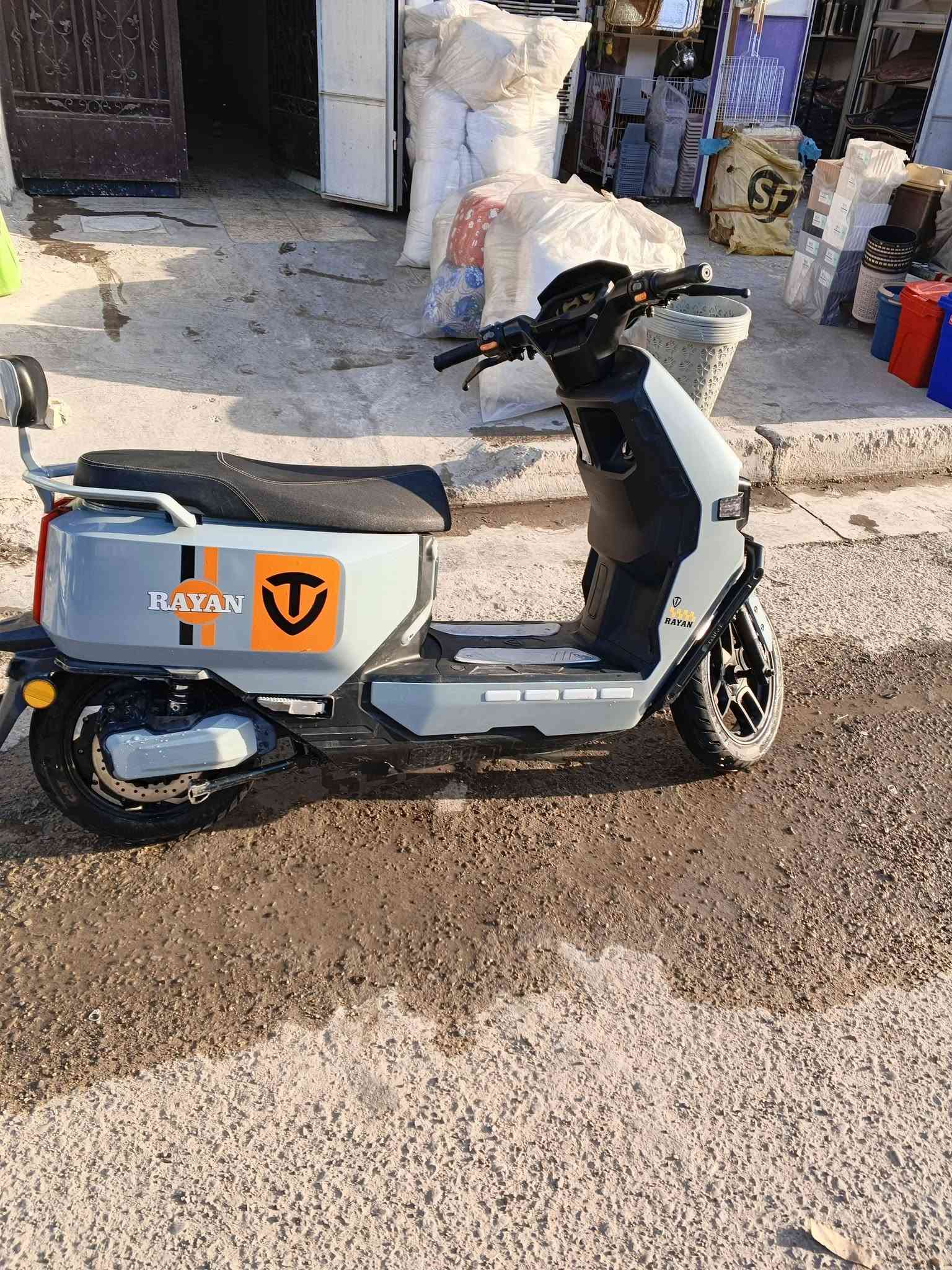 سلام عليكم 🛵 سكوتر كهربائي TAILG (ريان - RAYAN) للبيع
 النوع والماركة: TAILG (تيلج) متانة ورصانة معروفة.
 النظافة: 70% (نظيفة، كهربائيات كلها شغالة، وجاهزة للركوب مباشرة). 
الدراجه مصبوغه صبغ مرتب 
 الأداء: تمشي 75 كيلو تقريباً وبعدها تبدأ تضعف عزمها حتى تنبهك تشحنها.
 المواصفات والكهربائيات:
 شاشة رقمية (ديجيتال) تعرض السرعة ومستوى البطارية.
 لايتات أمامية LED قوية جداً + ستوب خلفي حديث وشريط إضاءة جانبي.
 كوشن عريض ومريح مع مسند ظهر خلفي للراكب.
 أرضية واسعة للأقدام مع قواعد ألمنيوم.
 السعر: مليون (وبيها مجال للشراي)
 العنوان: بغداد - الشعلة
 رقم التواصل / واتساب: ***********
