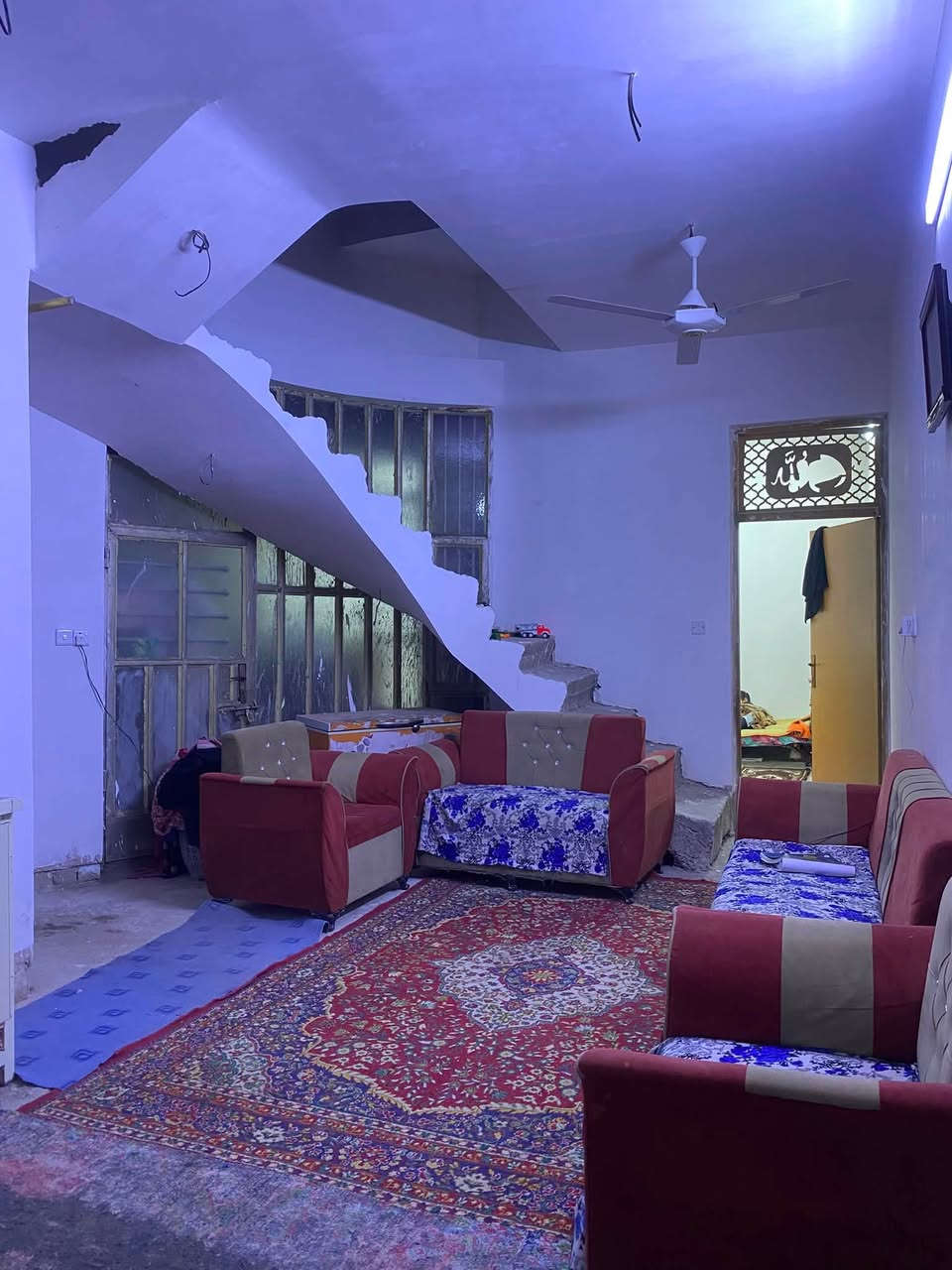 السلام عليكم عندي بيت يحتوي عله ستقبال و ثلاث صحيات ومطبخين حار وبارد ومساحت درج و سطحين قاطين ونص سعر100وبي مجال العنوان الامين السده طابو صرف الاستفسار عله هذه رقم ***********
