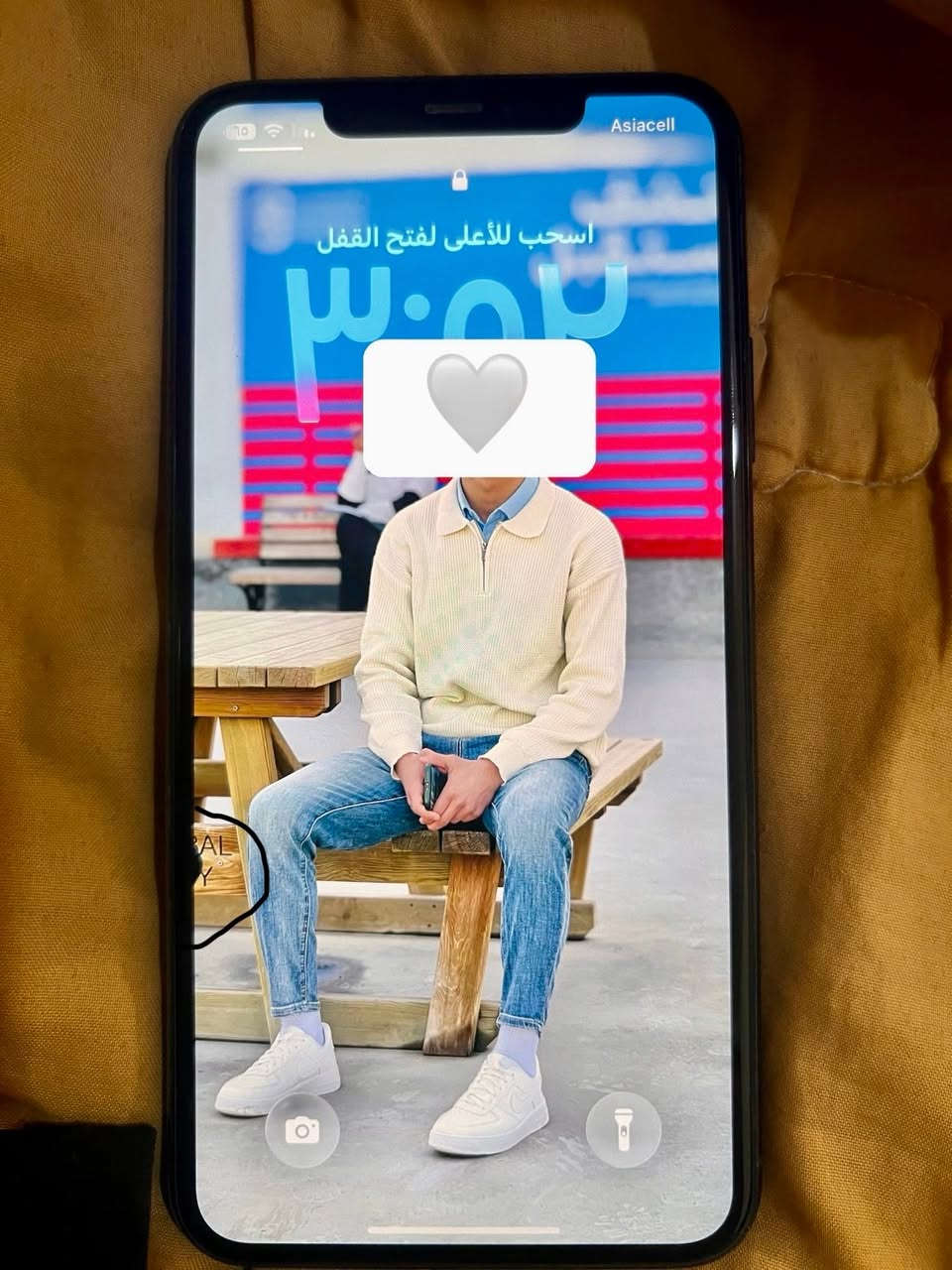السلام عليكم 11pro max 
بطاريه 93
أمريكي 
مامفتوح 
ذاكره 256
لون زيتوني
فقط نقطة سوده جانب الشاشه متمشي قديمه 

السعر 290 بي مجال خاص مفتوح /***********
