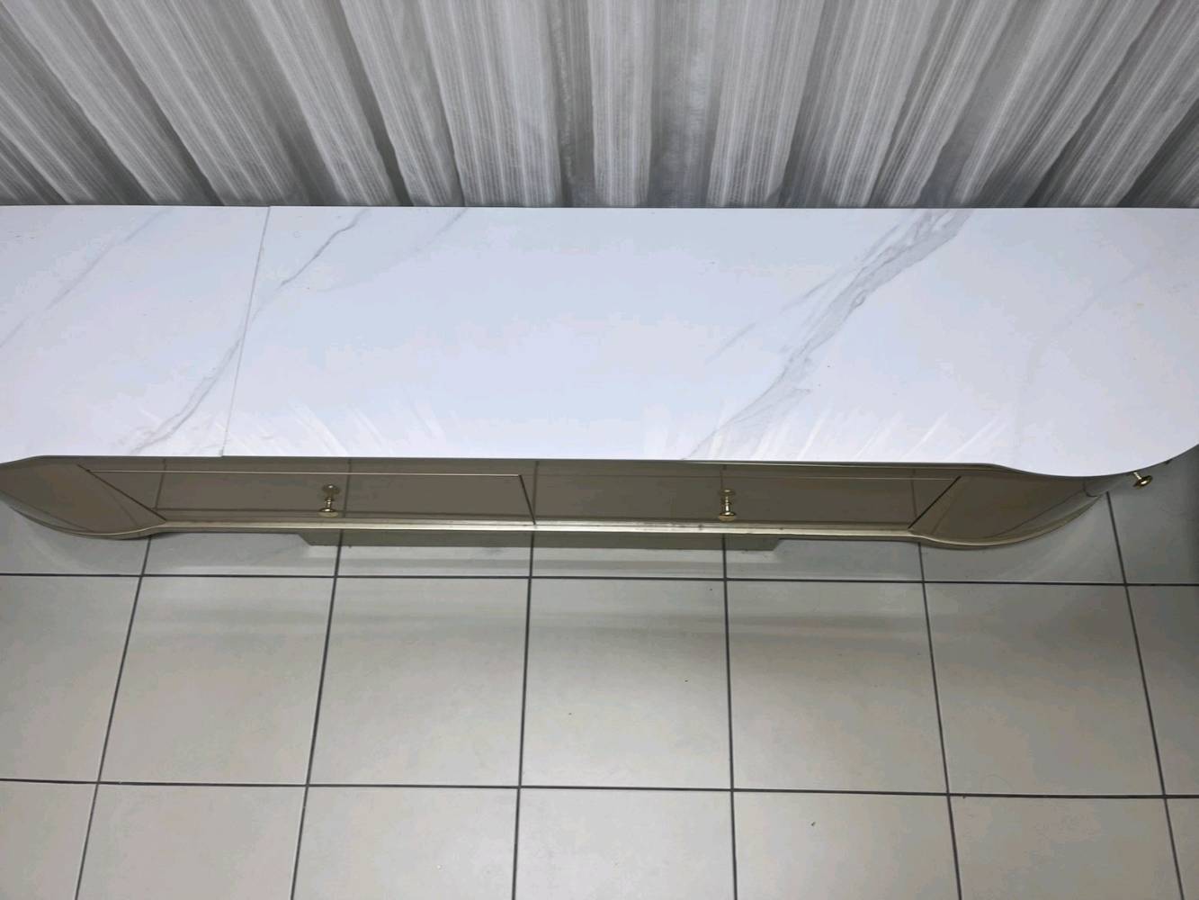 ميز بلازمه/ طول 2 متر+ وعرض السطح 50 سنتيم + نظافته 95 بالميه لوني ذهبي حديث سعر 200
تواصل على رقم ***********