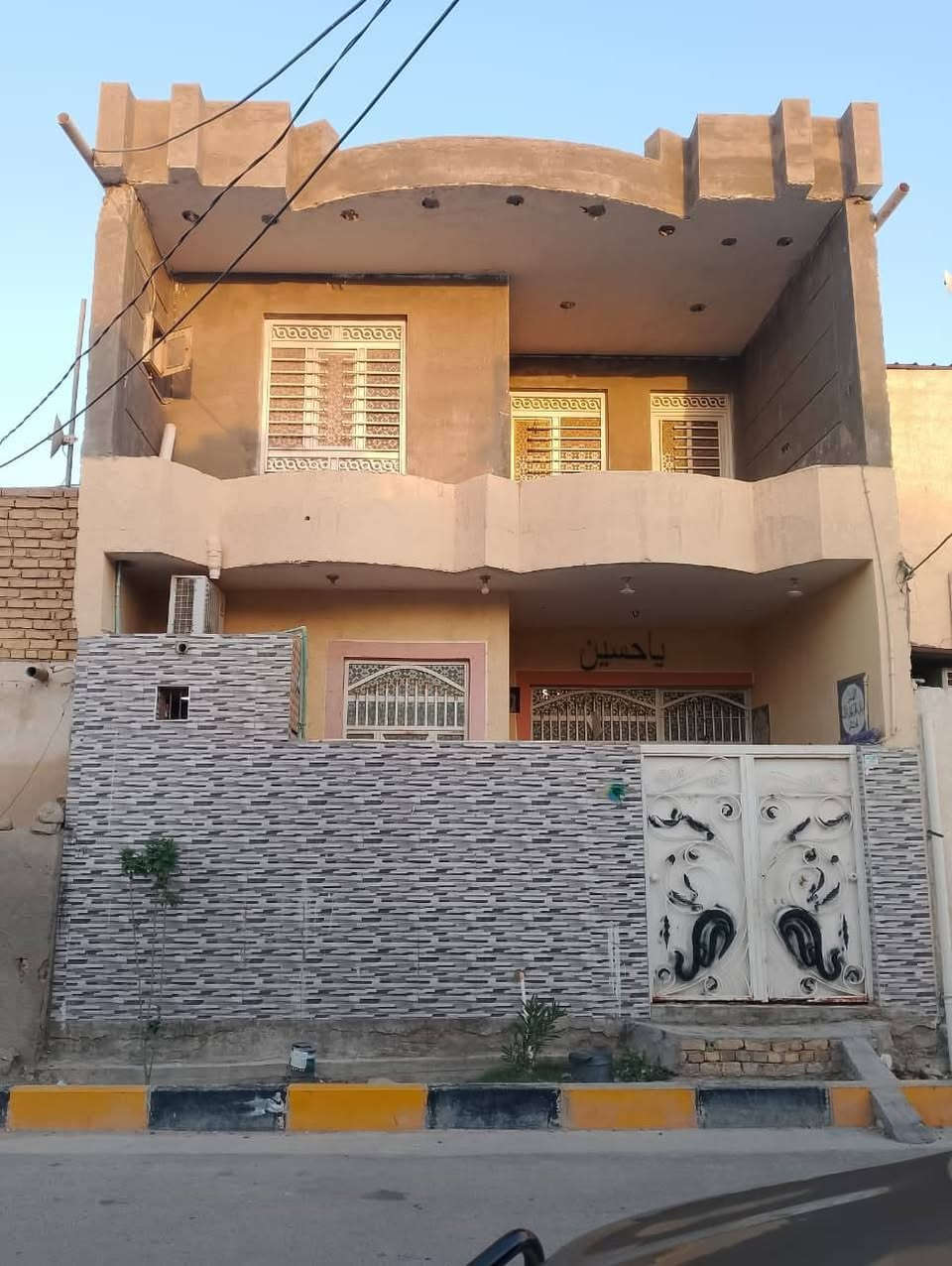 السلام عليكم
🏠 بيت للبيع في سوق الشيوخ - الحي العسكري

شارع المستوصف ويدخل أيضاً على شارع سيد جواد  المنطقة مخدومة بالكامل وقريبة من الخدمات والمرافق الأساسية

📐 المساحة الكلية: 100 متر

 طابو ملك صرف (سند جاهز للتحويل)

 طابقين (بناء نظيف وجديد )

التصميم الداخلي والمرافق:

🛏️ غرف النوم: غرفتين نوم  وحده فوك ووحده جوا + مخزن صغير

صالتين فوك وجوه

وديوانيه + بلكونة مطلة + سطحين 

🚿 الخدمات الداخلية: مطبخ ومجموعات صحية متكاملة.

💵 السعر: [ 80 مليون  ] 

للاستفسار عن البيت 

📱 رقم الهاتف: ***********
بي واتساب

