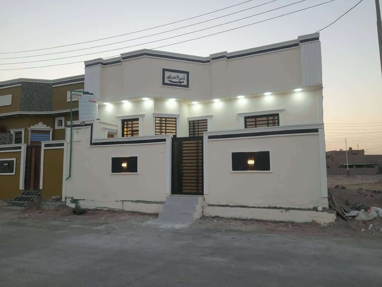 🔥🏠 بيت بناء حديث للبيع – حمدان 🏠🔥

✨ بيت مرتب وبناء حديث بموقع مميز جداً
📍 البصرة – حمدان، قريب السايدين
🛣️ على شارع تبليط مباشر

📐 المساحة: 140م²

🏡 تفاصيل البيت:
🛏️ غرفتين
🛋️ صالة
👥 ديوان
🍳 مطبخ
🚿 صحيات داخلية وخارجية
🌿 طارمة

📜 طابو ملك صرف زراعي باسم عراقي
🤝 التكاتب مباشر ويا صاحب الطابو
💡 كافة الخدمات متوفرة

💰 السعر: 85 مليون
🔥 قابل للتفاوض

📞 للتواصل والمعاينة:
***********

⭐ موقع مميز + بناء حديث + شارع مباشر
🏠 فرصة حلوة للسكن وبسعر قابل للتفاوض
