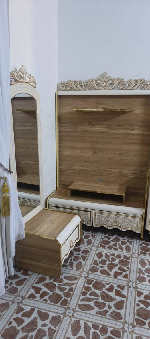 غرفة نوم للبيع استفسار اتصل على رقم ***********
