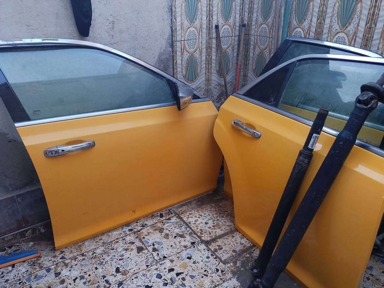 السلام عليكم غراض اوباما للبيع 
3 بيبان الباب كامل ماعدا البطانه 
بوربرن عدد 2 خلفيات
گاردن فچوچ هيمي+فلنچات هيمي أمامي
ذني الغراض فاتحهن من سيارتي كلهن شرط الشغل 
للعلم غراض اوباما 12
السعر 400 وبيهن مجال 
واتساب / ***********

