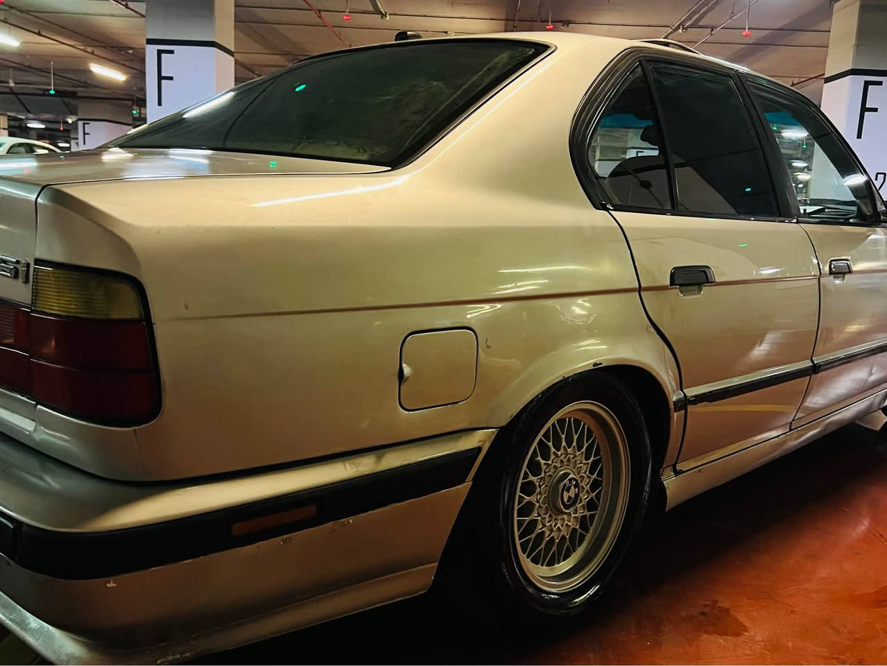 بیئێم BMW🇩🇪
مۆدێلی ١٩٩٥   
٥٢٥ ئۆتۆماتیک مەکینە دیجیتاڵ کەپس

ناو فۆڕمیکا دەبڵ ئێرباگەو سڵایدەو دوجام کارەبایەو ئاوێنە کارەبایە کامل کارەبایی ئیش دەکا

تازە پێشیم دا گرتوە 
ئاڕمی سلێمانی ئاڕمو ئەوەلیات موسو بڕاوە بەشەرت

تەبرید ساردو❄️گەرم لەسەر سیوچ ئیش دەکات 

دەعمێکی لای سەکنی هەیە

ڕۆنی مەکینەو هایدرۆلیکی گێڕی تازە گۆڕاوە ڕادێتەری تازەشی خراوەتە سەر 

سەیارەی مالەوە هی مەعرەز نیە

سعری 33 مەعاملەیە 
***********  ڤایبەر و واتسئەپ لەسەرە
مشتەرینیت سەری منیش و خۆشت مەێشێنە لەگەل ڕیزما بنجوين, السليمانية
