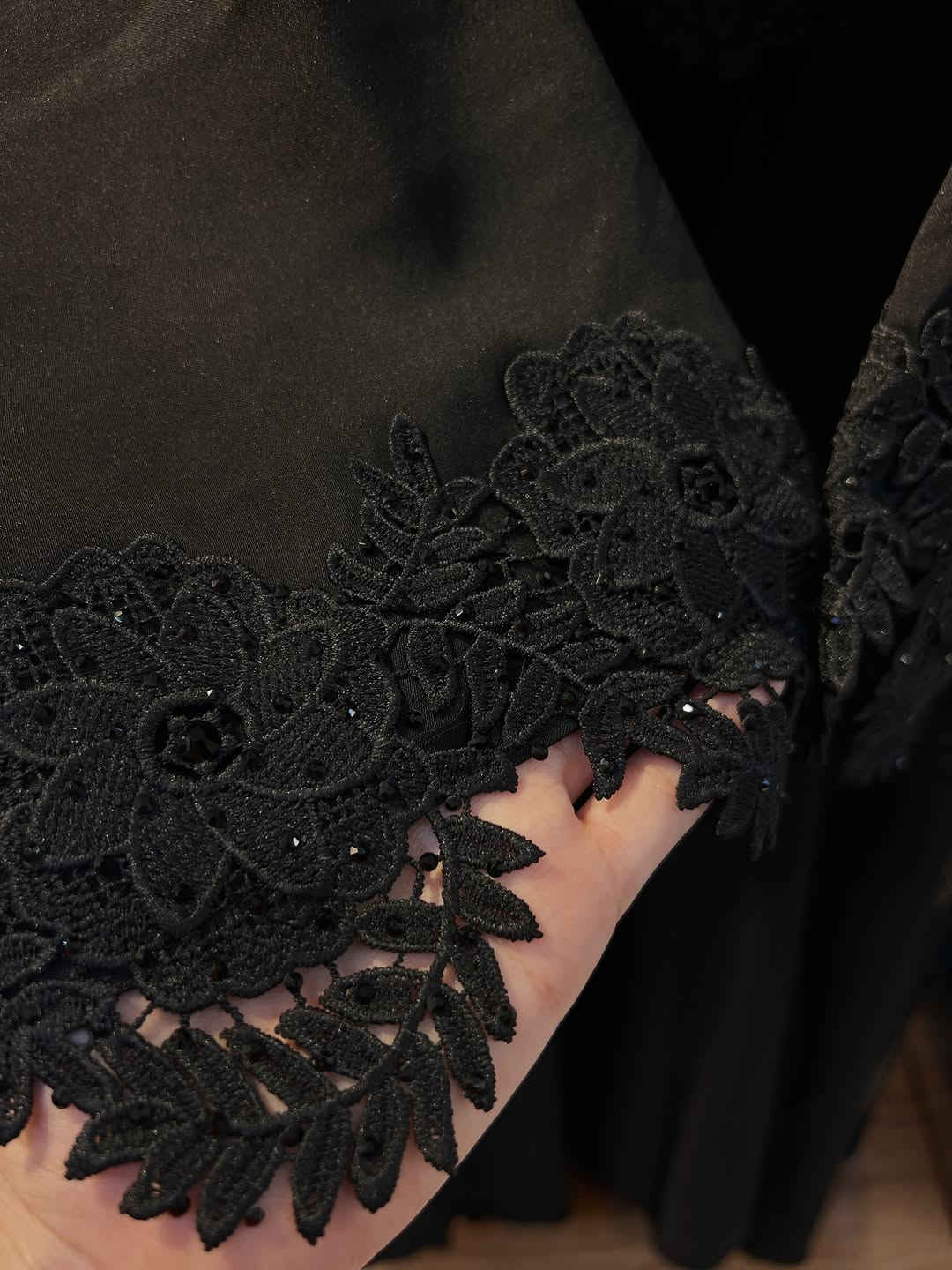 عبايات • أسود • دانتيل وستراس