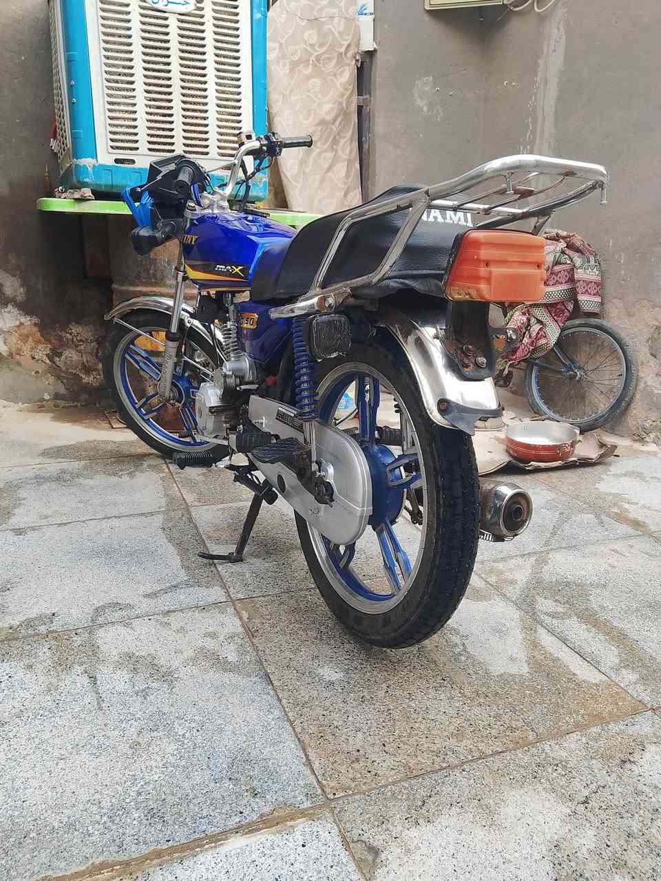 السلام عليكم سيفان دراجه كامله جديده كلشي بيه جديد ع مكينه 150cc فقط ولفات مبدل بيه مكينه ناعمه شلعه ومعدل اوراق سكنر كامله مكانه ديوانيه مركز السعر600 وبي مجال للشراي 
***********
