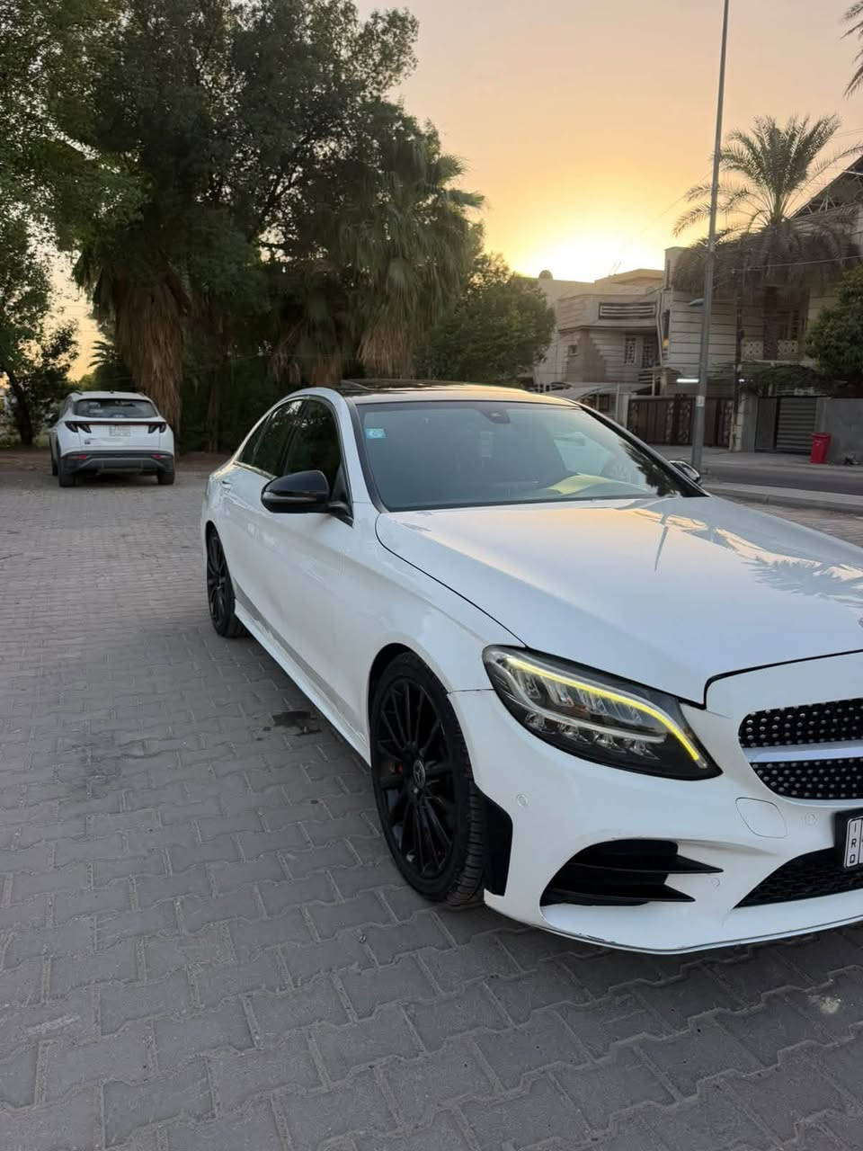 السلام عليكم للبيع او مراوس مرسيدس c 300 حادث جاملغ وبنيد ومبدل نفس الون بدون صبغ رقم بغداد بسمي السيارة فول مواصفات وجاهزة ما بيها نقص تخم تاير جديد السعر 180 وبيها مجال حك الجية 
الشراي يتصل *********** مكاني بغداد الكاظمية
